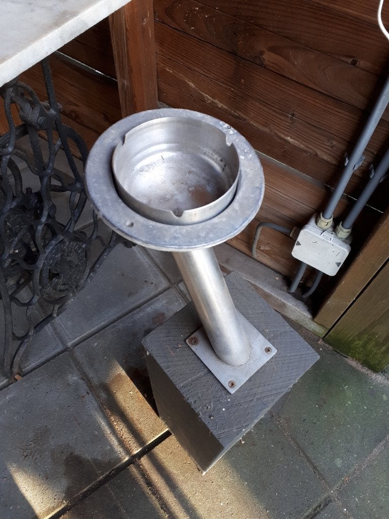 asbak op sokkel, Ophalen, Gebruikt