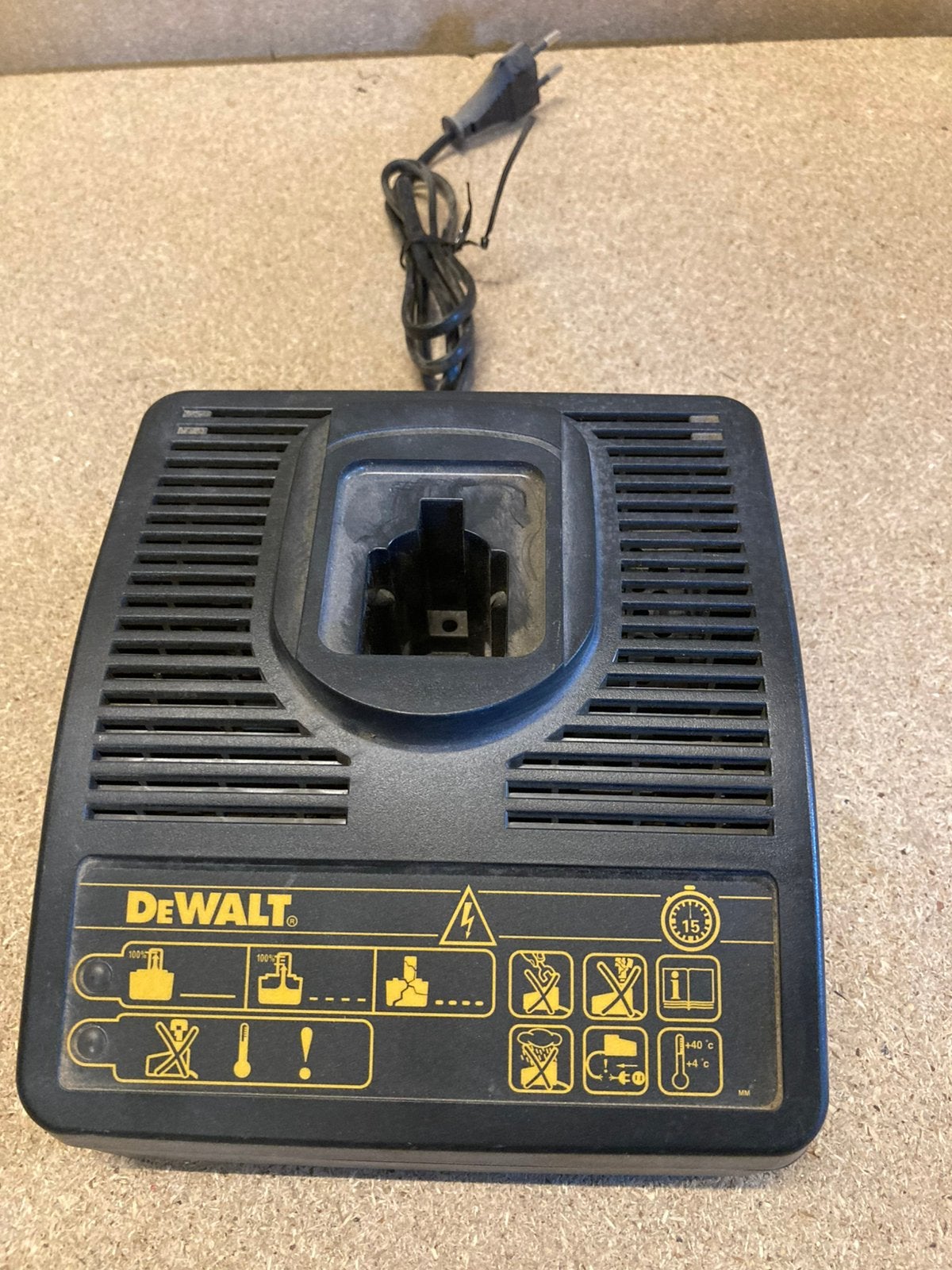 DEWALT DE9117 acculader 7.2 t/m 18 volt steekaccu, Ophalen of Verzenden, Gebruikt