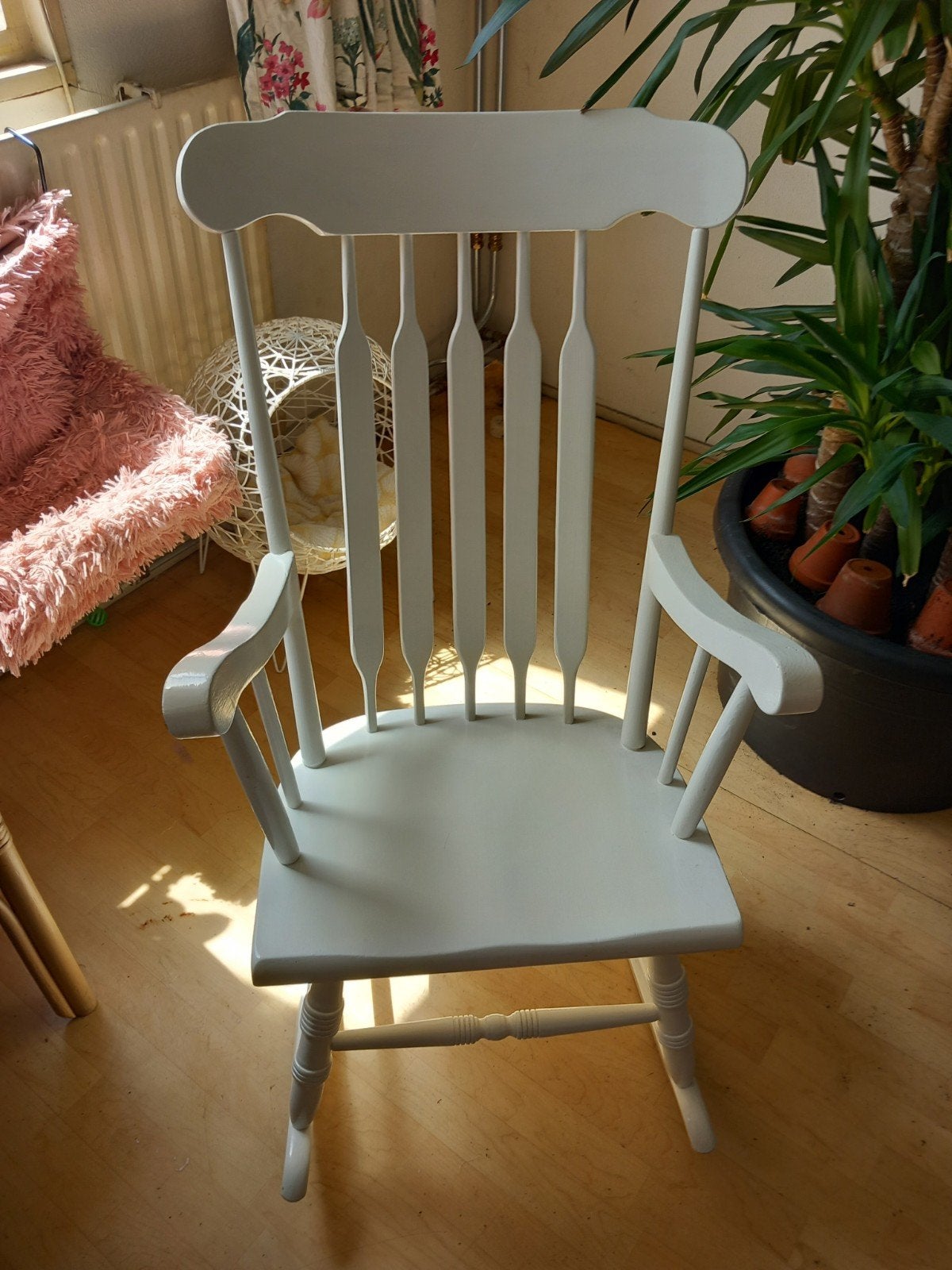 Stevige witte schommelstoel., Kinderen en Baby's, Kinderkamer | Tafels en Stoelen, Ophalen, Gebruikt, Stoel(en)
