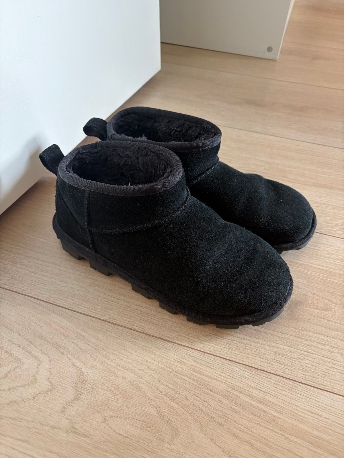 Zwarte Classic UGG's - Maat 39, Ophalen of Verzenden, Gedragen, Zwart, Lage of Enkellaarzen