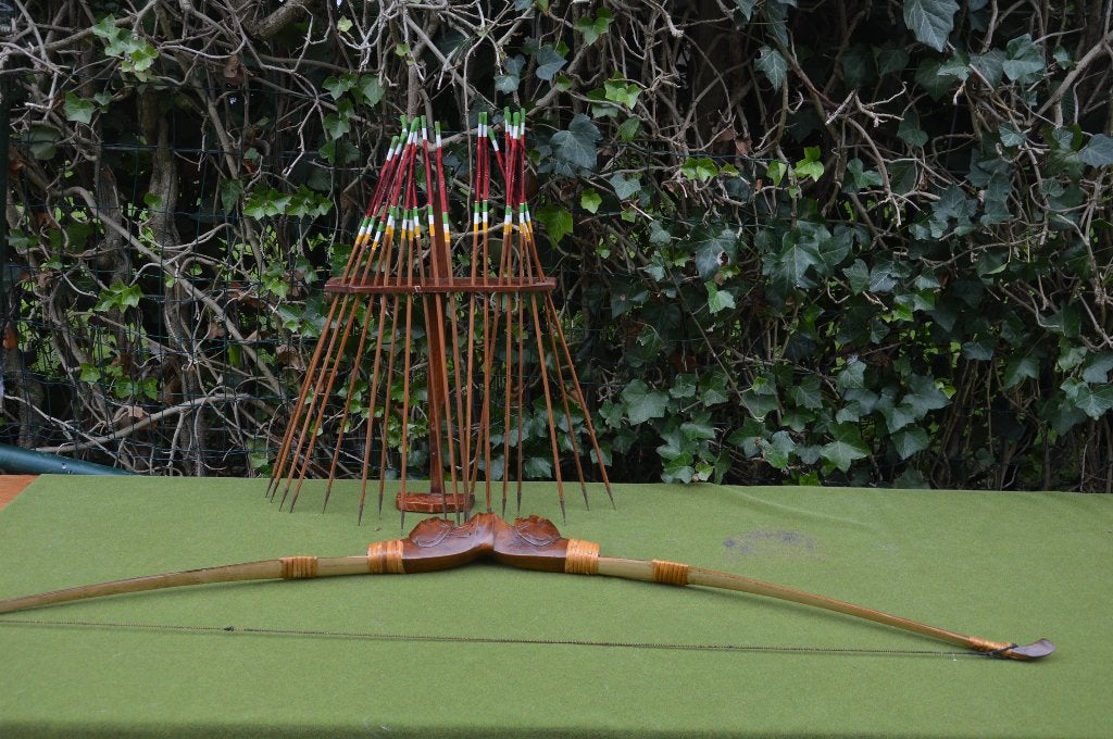 Oude traditionele pijl en boog met houder voor de pijlen, Ophalen of Verzenden