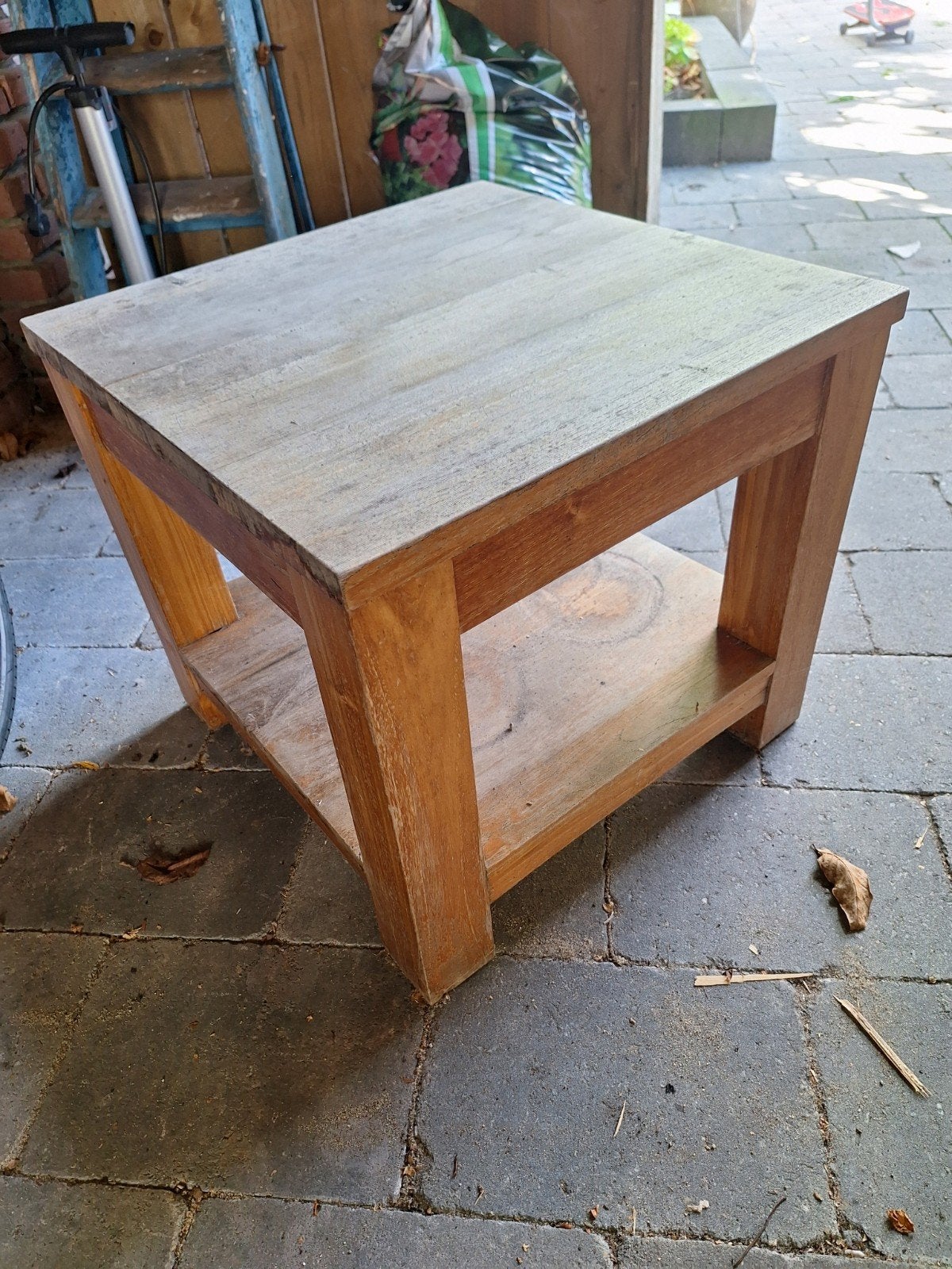 Gratis af te halen: Hardhouten bijzettafel (50x50x45 cm), 45 tot 60 cm, Minder dan 55 cm, Gebruikt, Vierkant