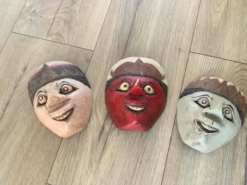 Topeng maskers Bali, Ophalen
