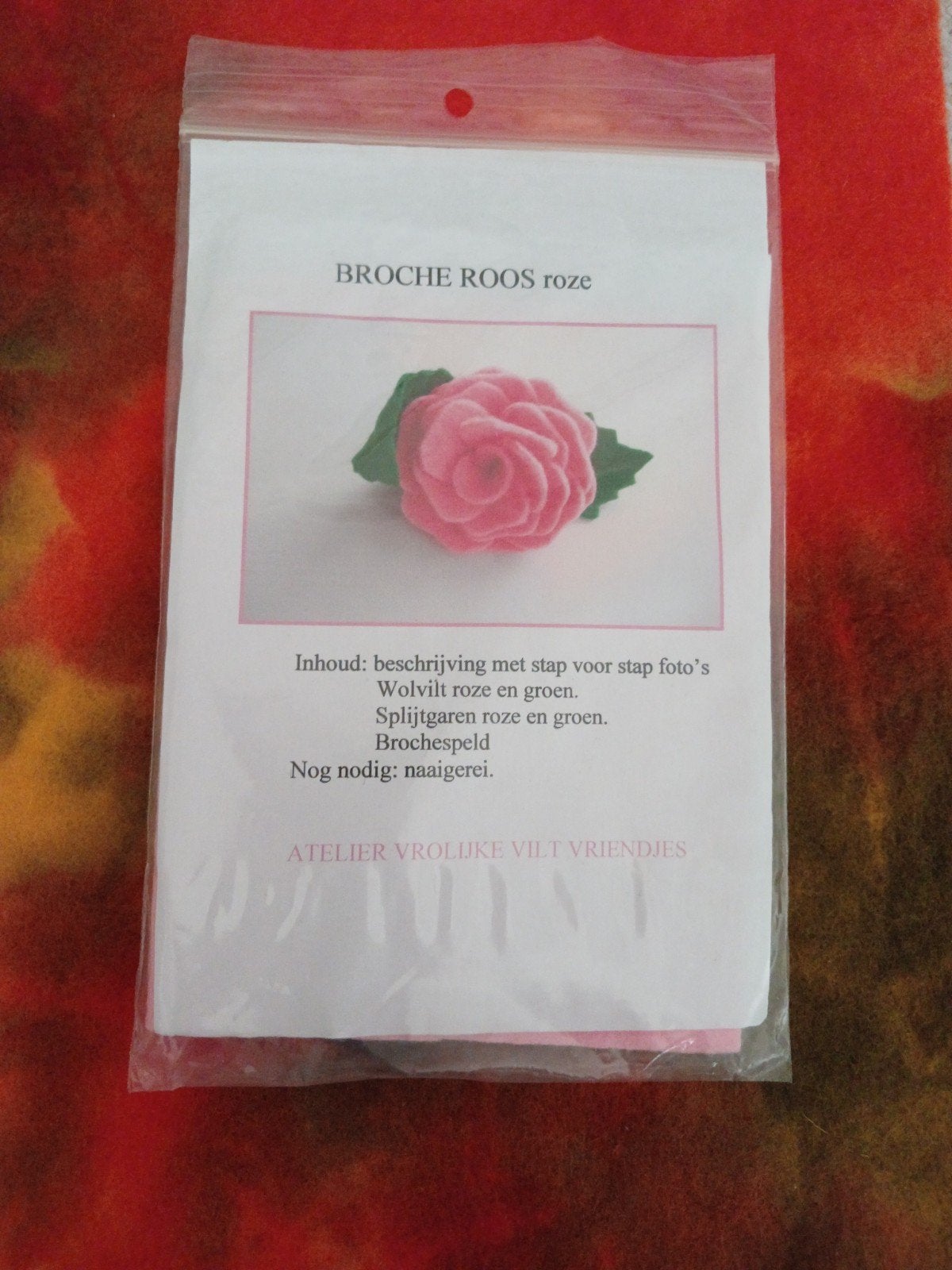 Vilten broche Roos en Ganzentrek., Verzenden, Nieuw, Boek of Patroon