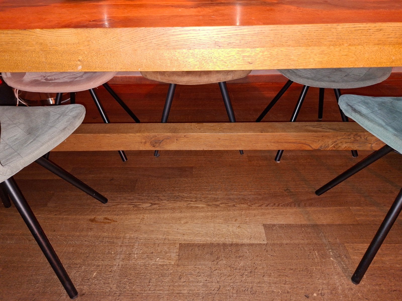 Foto 3 van Robuuste eettafel van eikenhout met metalen onderstel