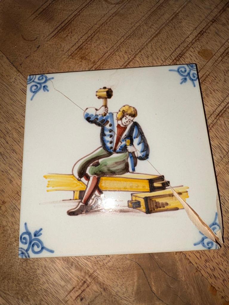 Antiek Harlinger Tegeltje: Ambachtsman aan het werk, Ophalen of Verzenden