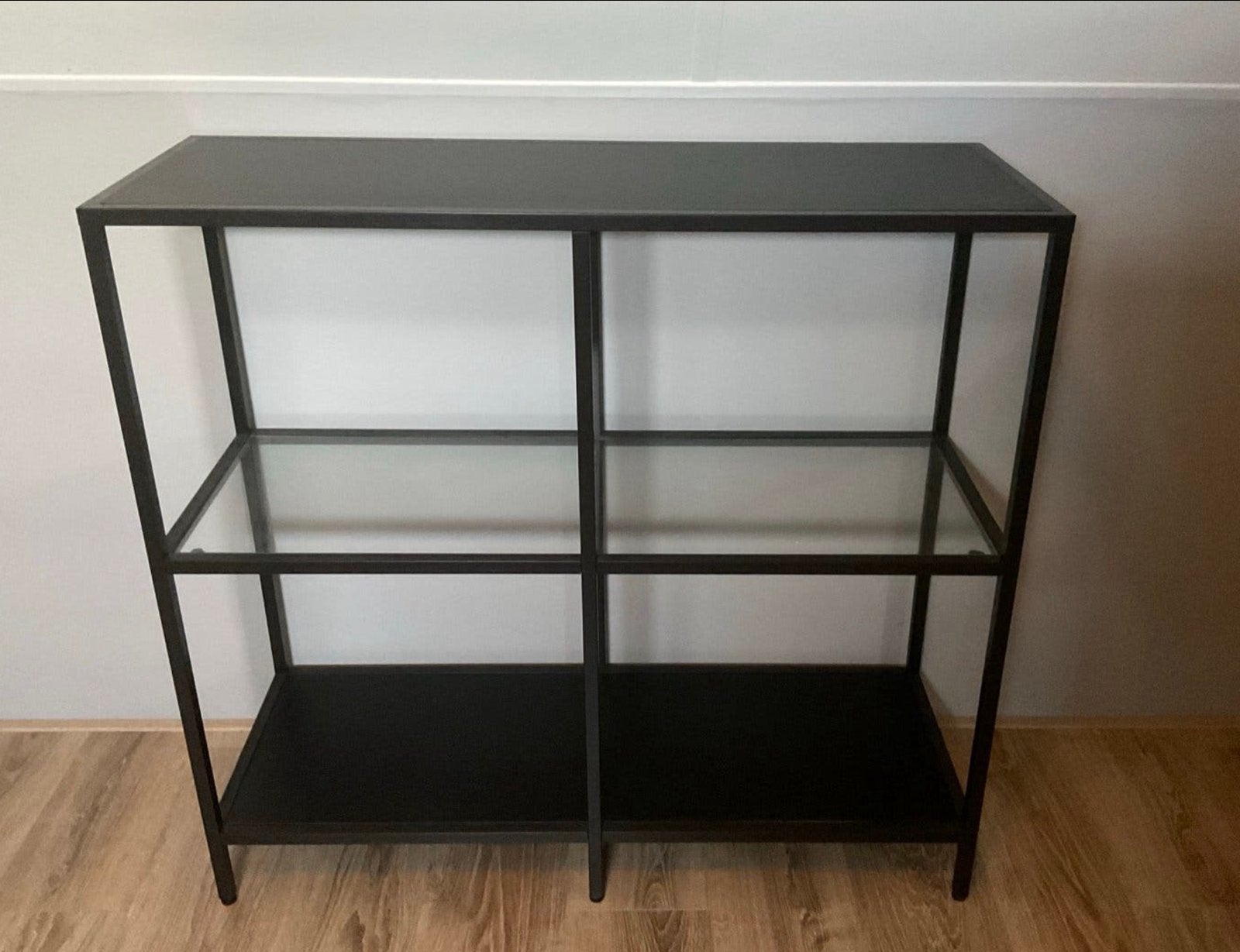 Ikea VITTSJÖ Zwarte Kast met Glas (2 stuks beschikbaar), Ophalen, Met plank(en), 100 tot 150 cm, 50 tot 100 cm