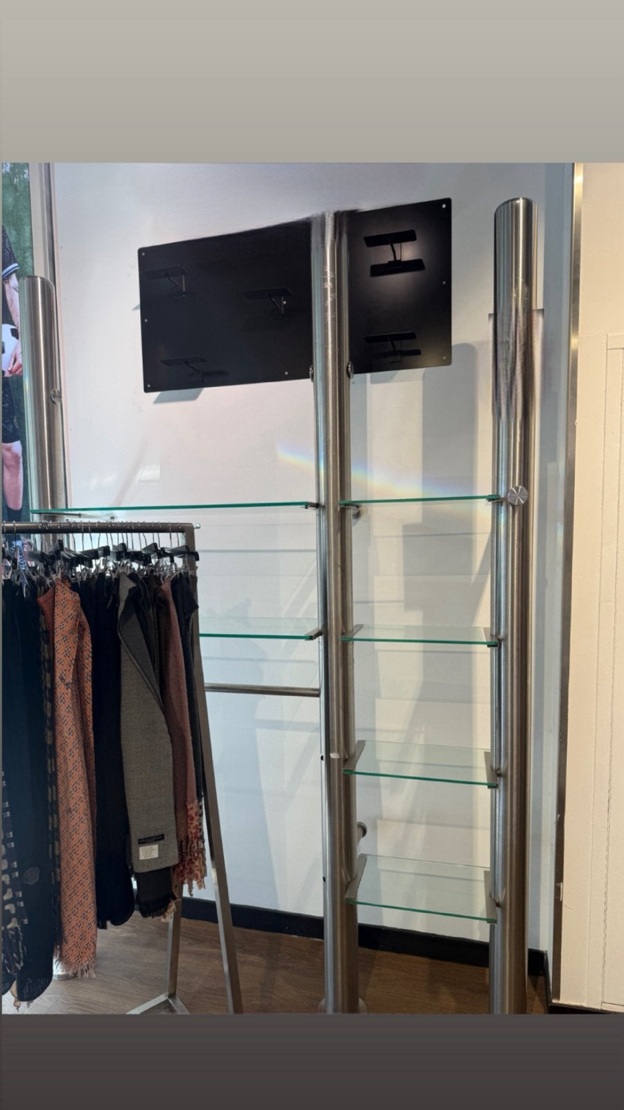 Winkel vitrinekast met stelling voor kleding, Ophalen, Zo goed als nieuw, Glas, 200 cm of meer