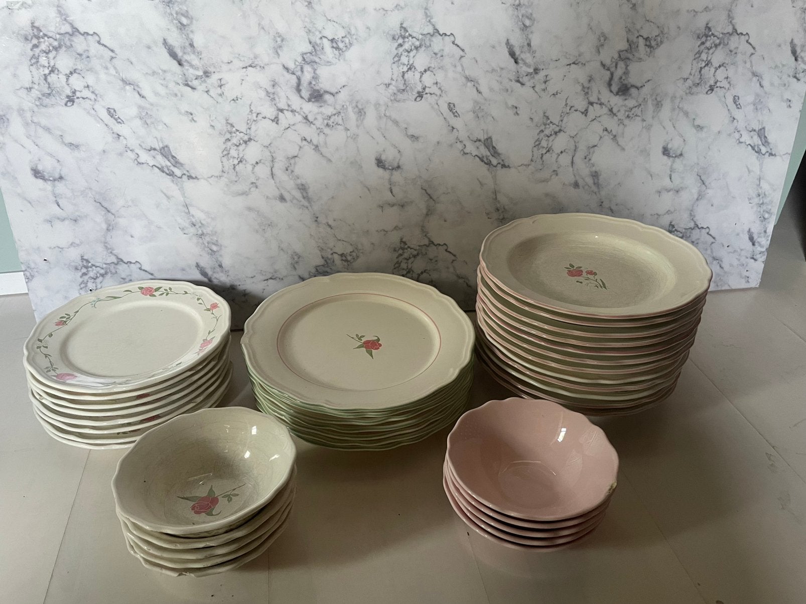 IKEA servies ARV ROS met roosjes, Huis en Inrichting, Ophalen, Gebruikt, Bord(en), Overige stijlen
