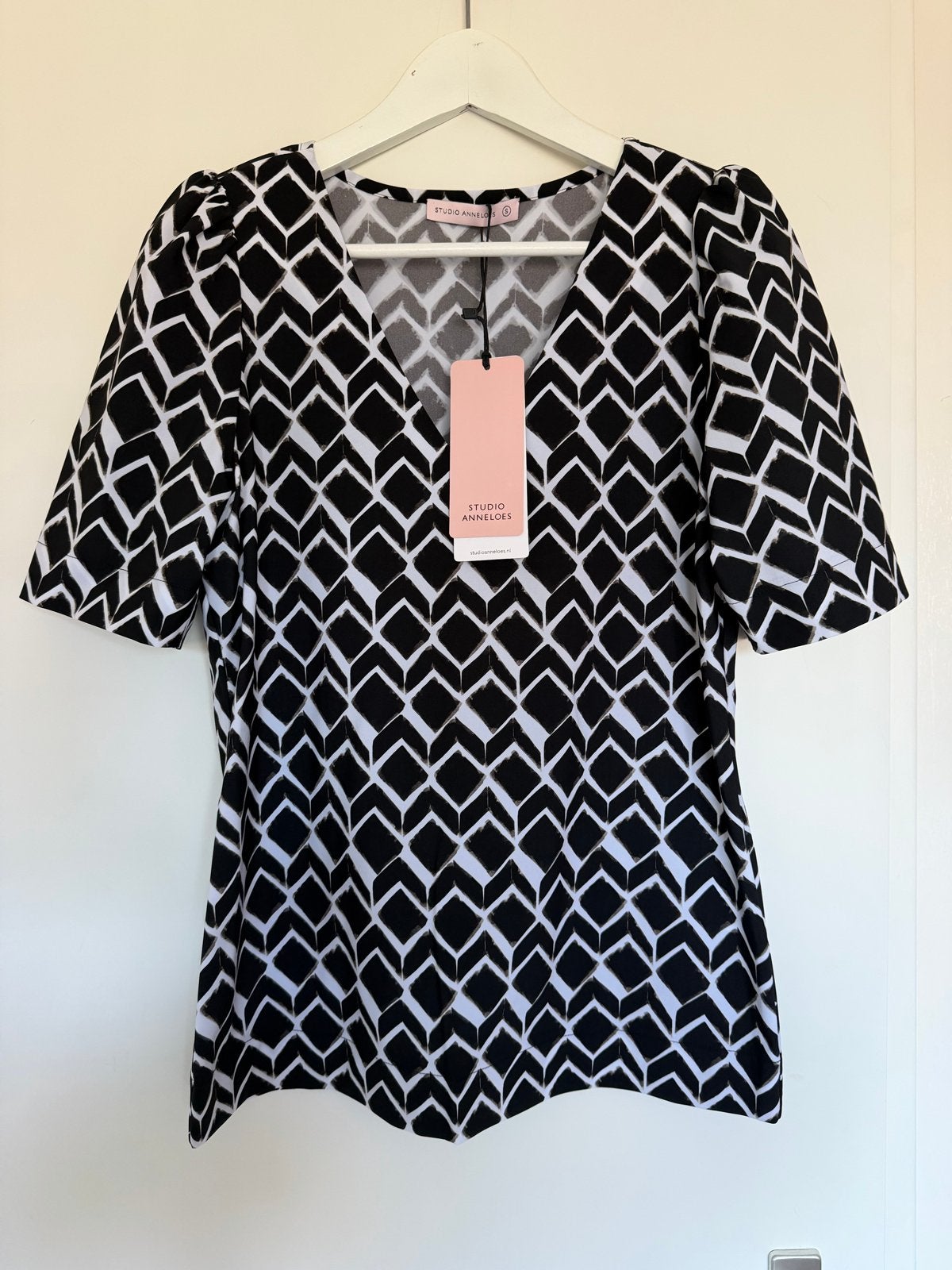 Nieuw! Studio Anneloes Soof Graphic Top S, Zwart, Nieuw, Ophalen of Verzenden, Korte mouw