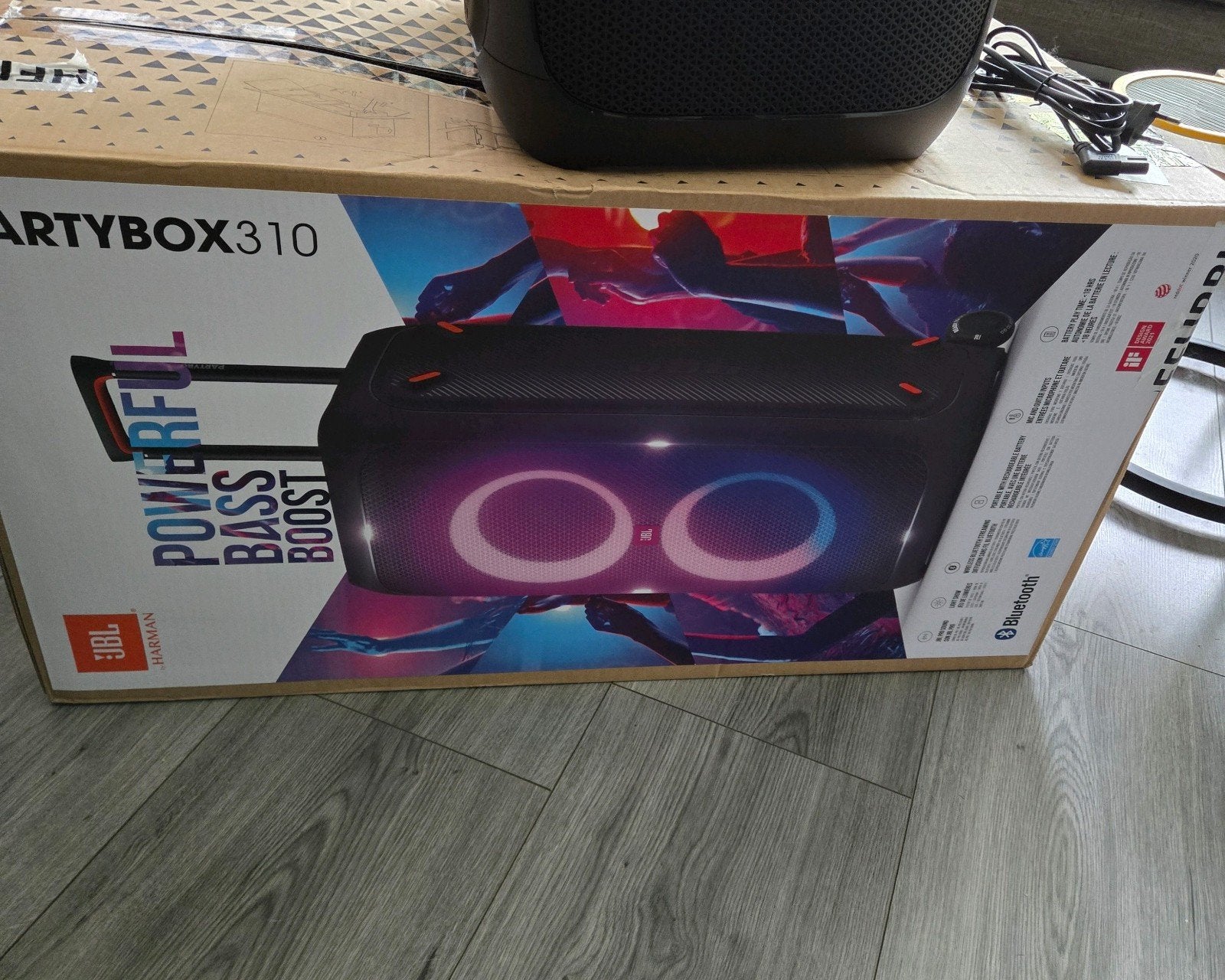 Foto 11 van Nieuw JBL PARTYBOX 310 2 maand oud + factuur,absoluut nieuw