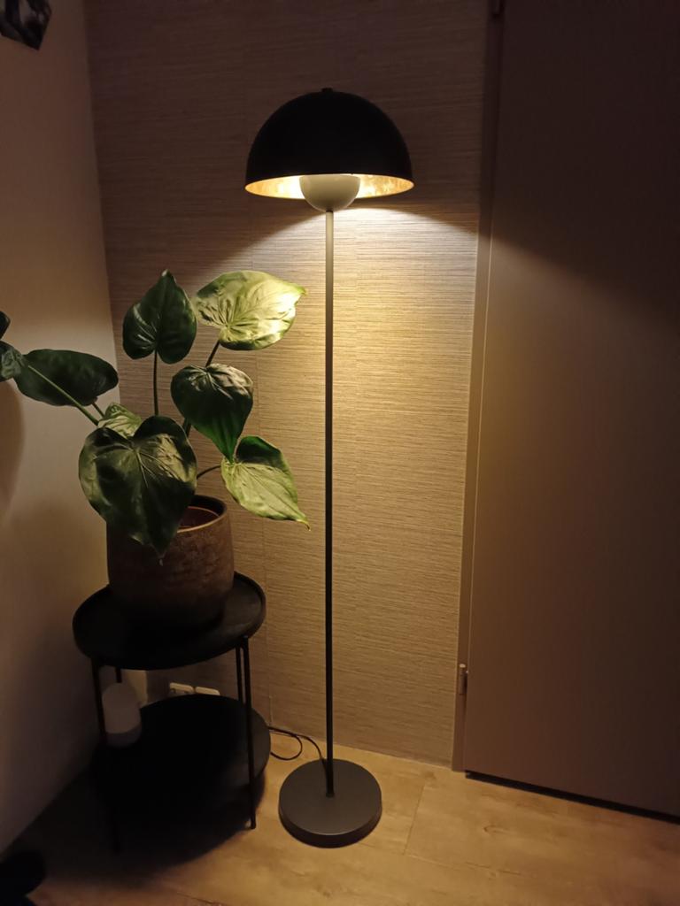 Te koop staande lamp met gouden binnenkant, Ophalen, Zo goed als nieuw, 150 tot 200 cm
