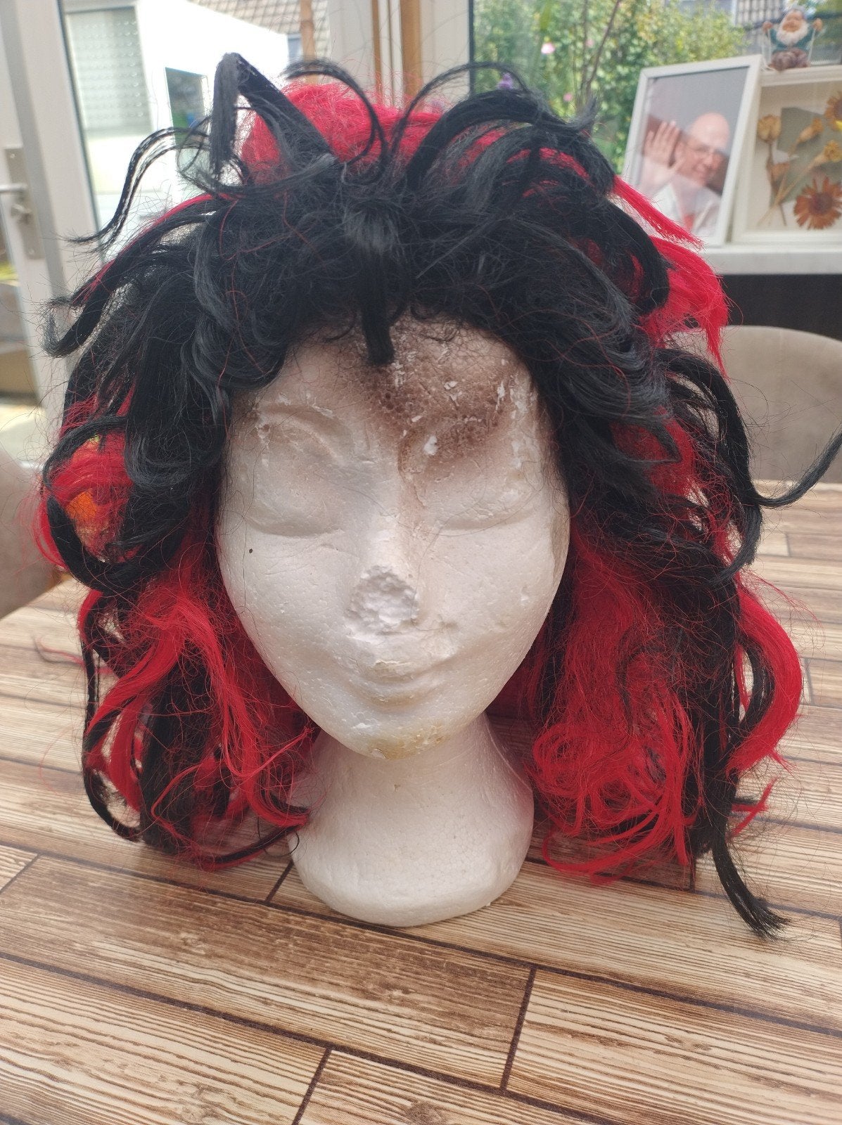 Rode en zwarte pruik - Ideaal voor carnaval of Halloween, Ophalen of Verzenden, Zo goed als nieuw