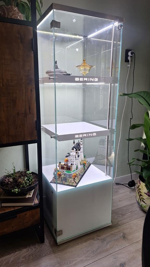 Verlichte vitrine kast, Huis en Inrichting, Kasten | Vitrinekasten, Ophalen, Met deur(en), Zo goed als nieuw, Modern