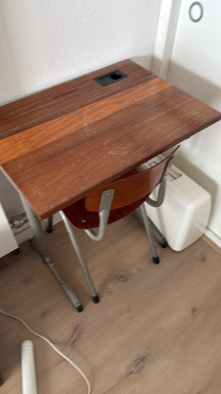 Vintage Schoolbureau met stoel - Hout en Metaal, Huis en Inrichting, Bureaus, Ophalen, Opbergruimte, Gebruikt, Hout