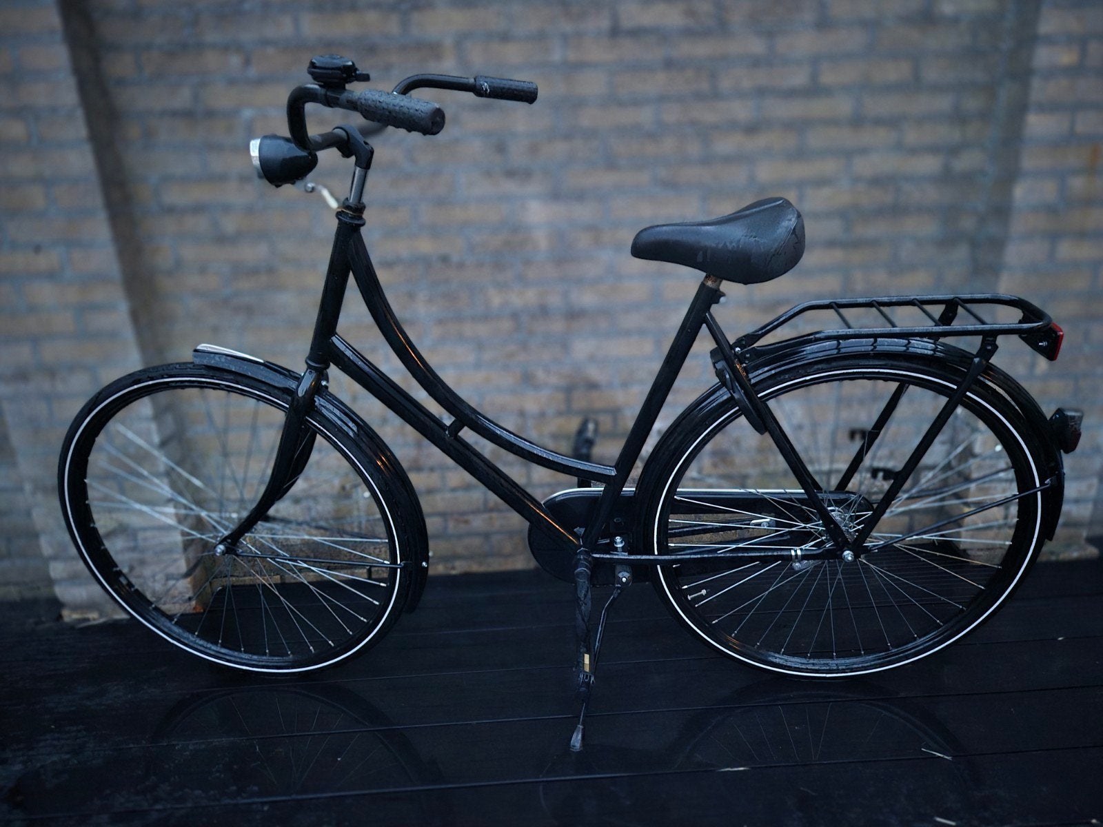Zwarte damesfiets met lage instap en bagagedrager, Fietsen en Brommers, Fietsen | Dames | Damesfietsen, Velgrem, Ophalen, Overige merken