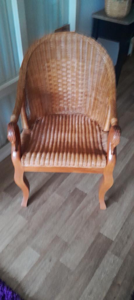 Rotan stoel met houten poten en armleuningen, Antiek en Kunst, Antiek | Meubels | Stoelen en Banken, Ophalen