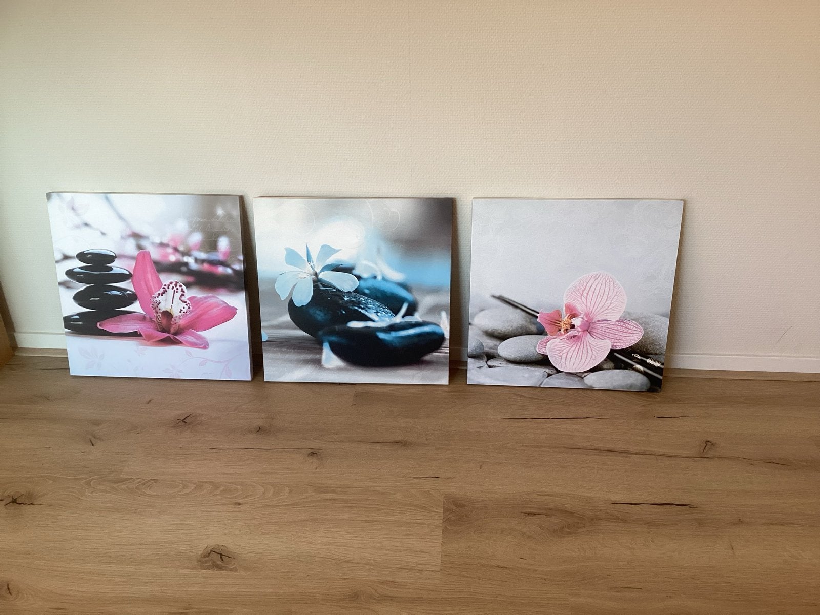 Set van 3 canvas schilderijen met orchideeën en stenen, Minder dan 50 cm, Ophalen of Verzenden, Zo goed als nieuw, Schilderij