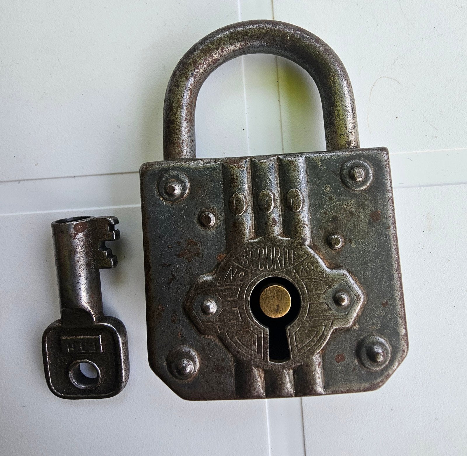 Antiek Frans Sécurité No. 40 hangslot met originele sleutel, Antiek en Kunst, Curiosa en Brocante, Ophalen of Verzenden
