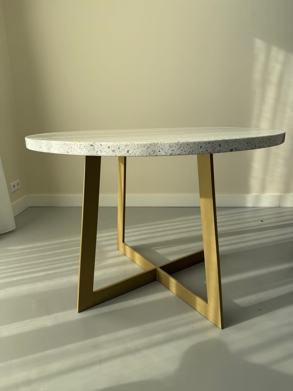 Handgemaakte ronde Terrazzo tafel met Gouden Poot - 110 cm, Gebruikt, 100 tot 150 cm, Rond, Elegant