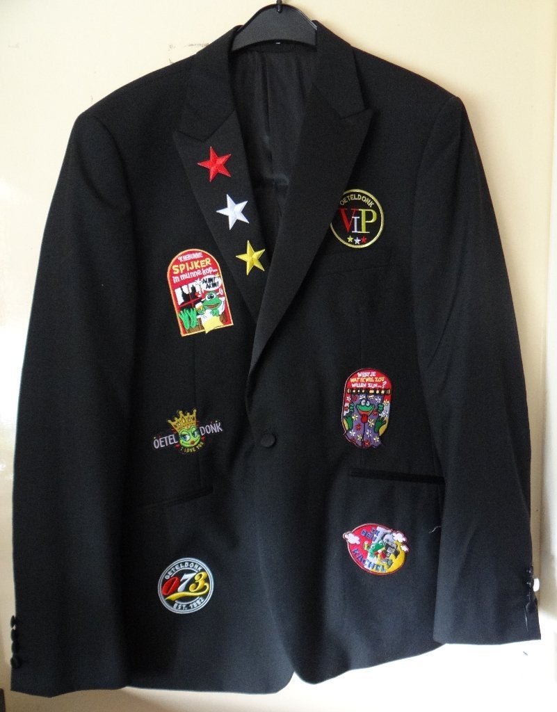 Leuk zwart OETELDONK/DEN BOSCH jas met emblemen (C), Carnaval, Ophalen of Verzenden, Kleding, Maat 56/58 (XL)