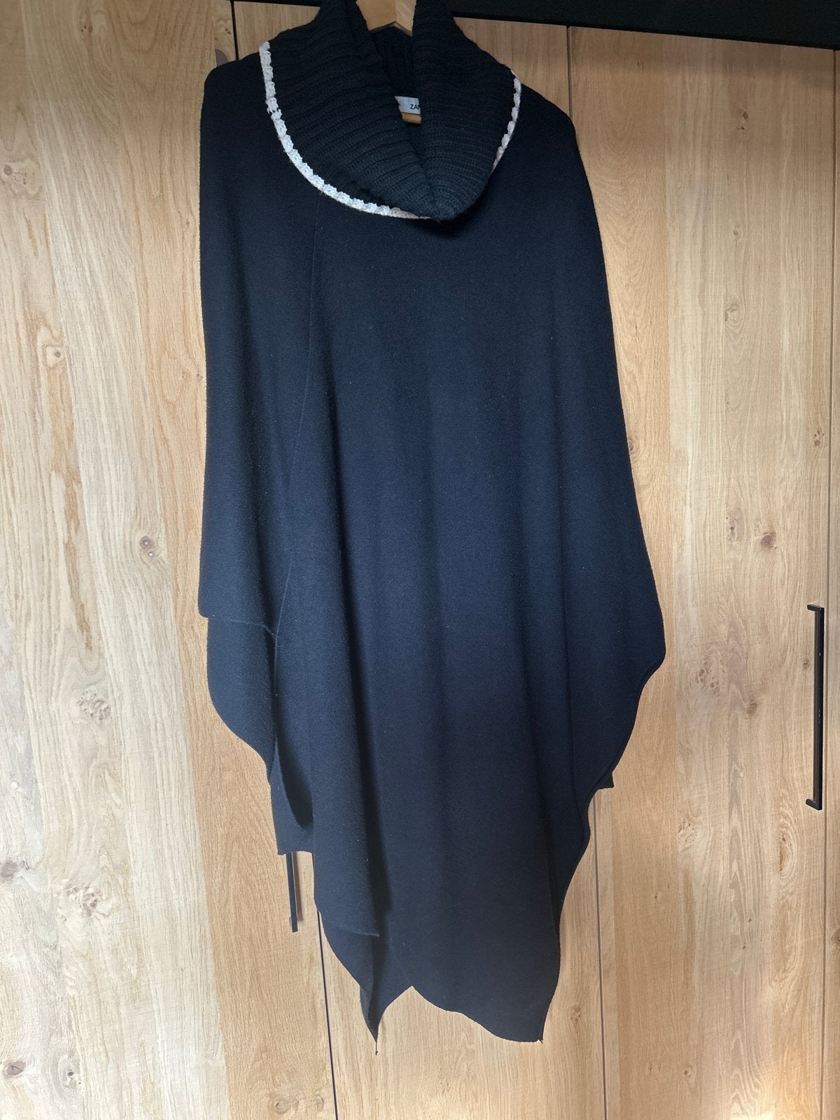 Zwarte Zara Knit poncho met col, Kleding | Dames, Ophalen of Verzenden, Zo goed als nieuw, Maat 38/40 (M), Zwart