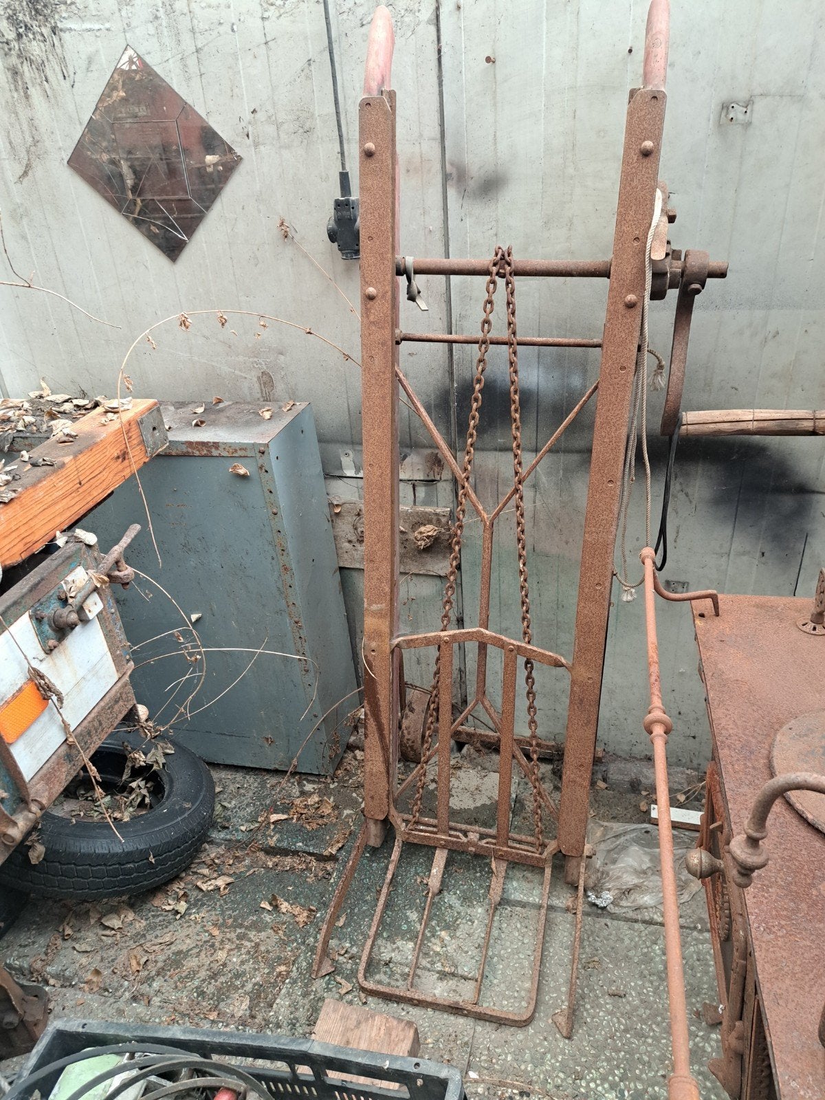 diverse antieke instrumenten en gereedschappen, Ophalen