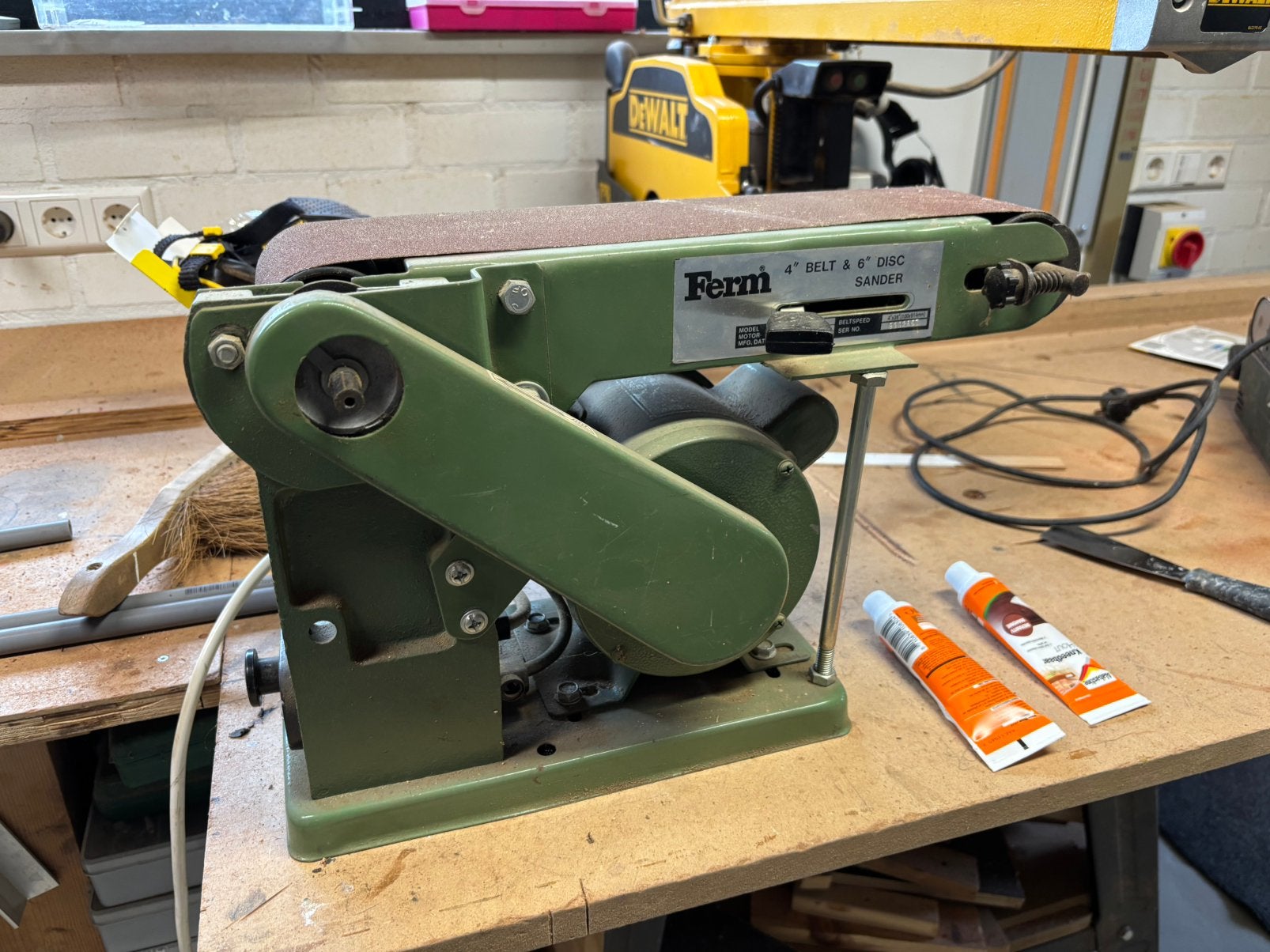 Ferm bandschuurmachine, Doe-het-zelf en Verbouw, Gereedschap | Schuurmachines, Ophalen, Zo goed als nieuw, 600 tot 1200 watt, Bandschuurmachine