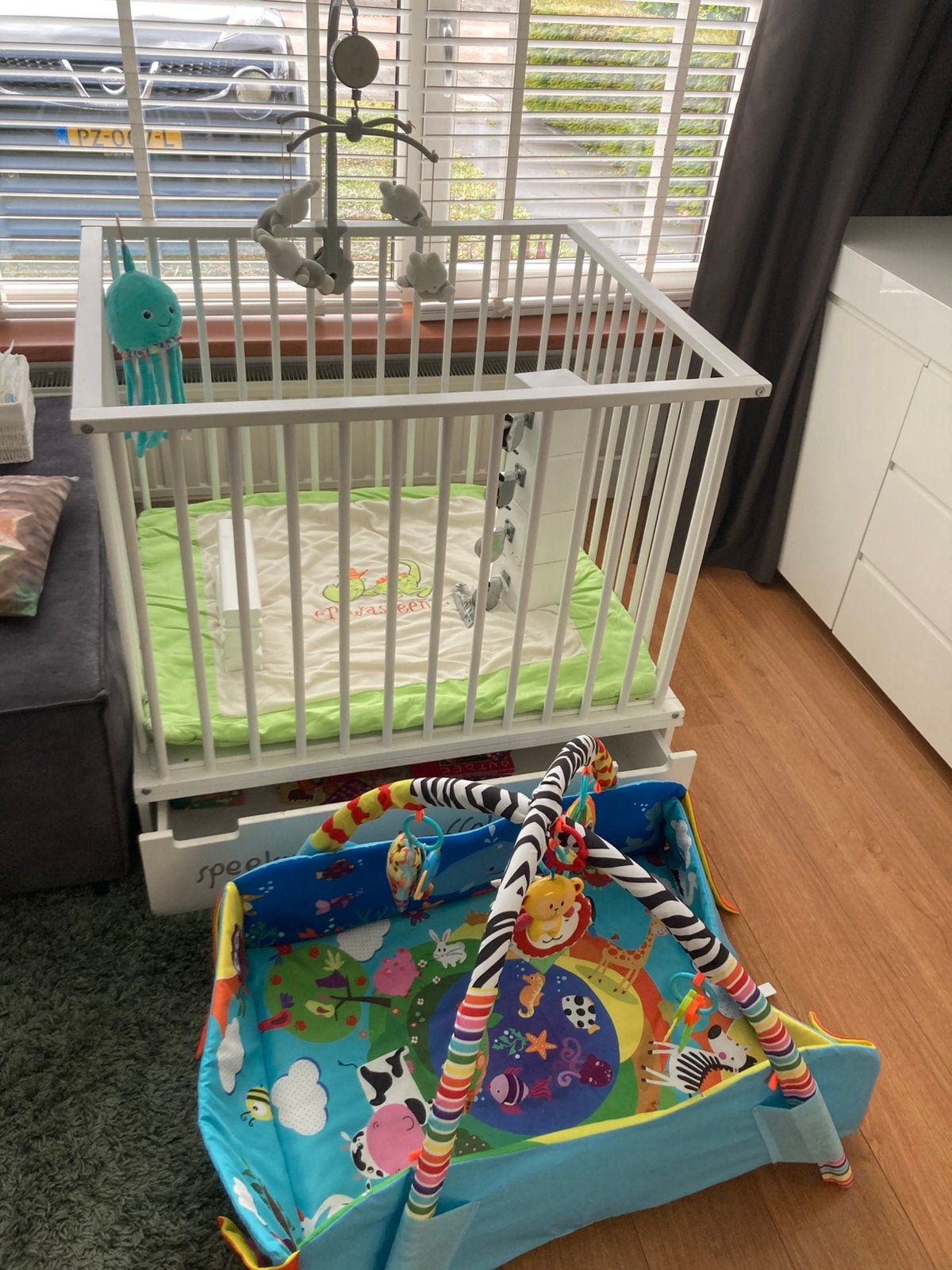 Te koop kinderbox Bobita witte op wieltjes., Kinderen en Baby's, Boxen, Ophalen, Gebruikt, Wieltjes