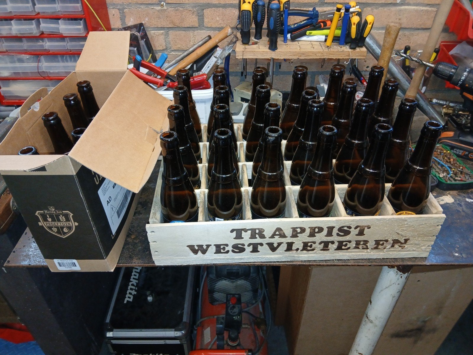 Westvleteren bierkrat met lege flessen - Mancave decoratie, Verzamelen, Ophalen, Gebruikt