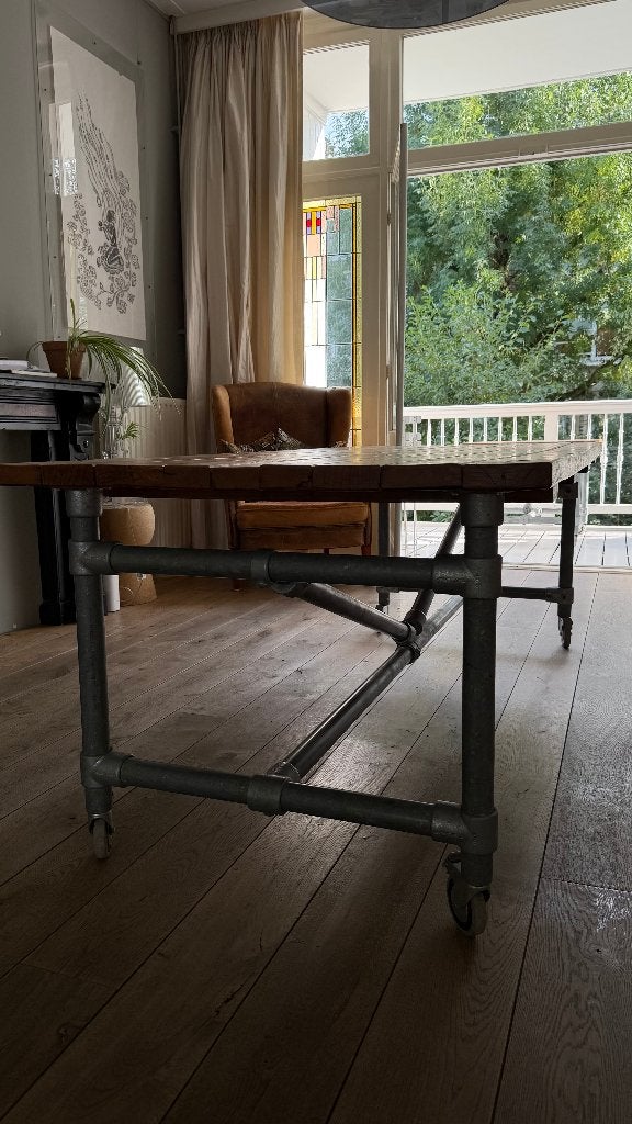 Foto 4 van Eettafel(s) van eikenhout en steigenbuizen