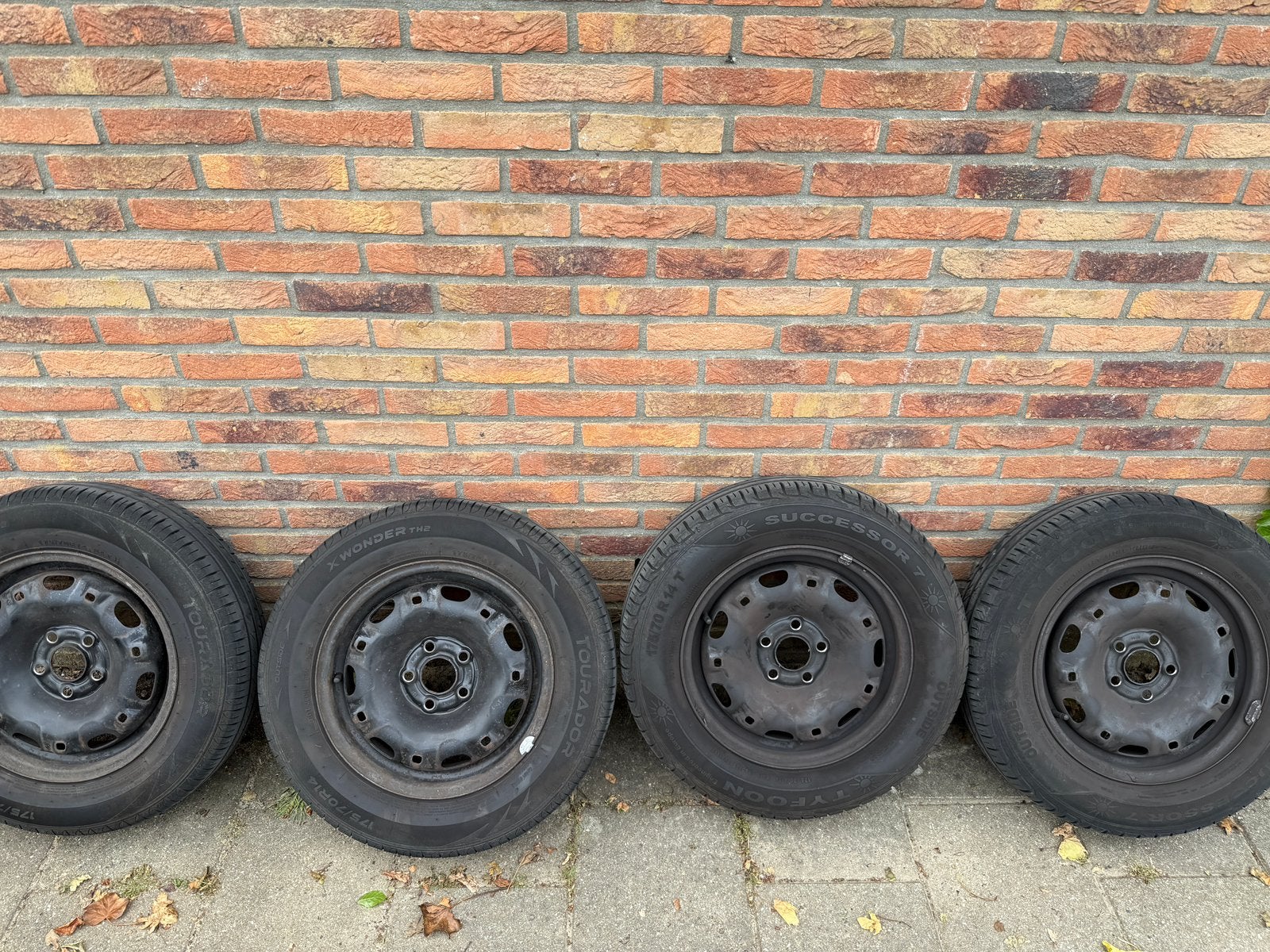 Zwarte Velgen + Banden + Wieldoppen 14 Inch, Auto diversen, Wieldoppen, Ophalen of Verzenden, Gebruikt