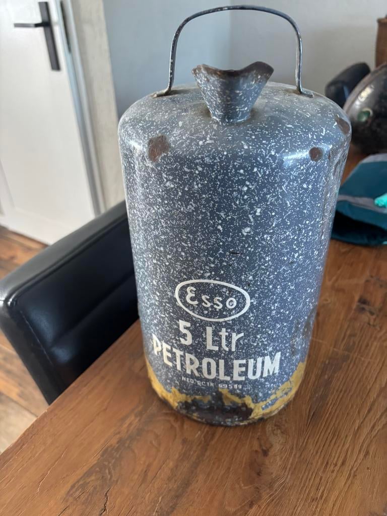 Anieke petroleum kan, Ophalen