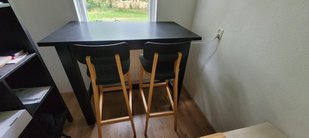 Zwarte Ikea Stornäs tafel met 2 houten/zwarte krukken, Huis en Inrichting, Ophalen, 100 tot 150 cm, 50 tot 100 cm, Zo goed als nieuw