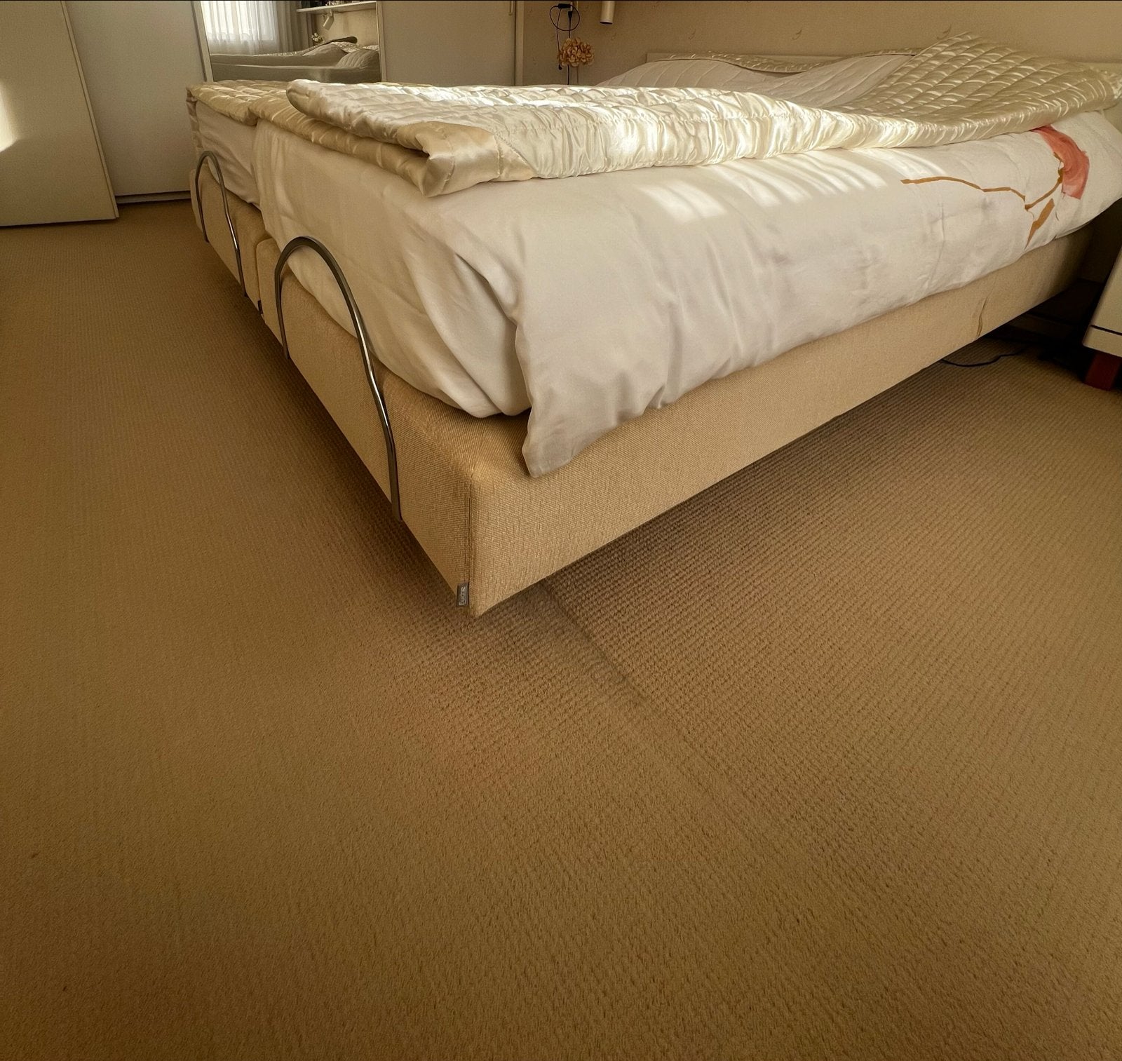 2 Auping boxspring bedden elektrisch verstelbaar (zonder mat, Ophalen, Gebruikt, Beige, Tweepersoons