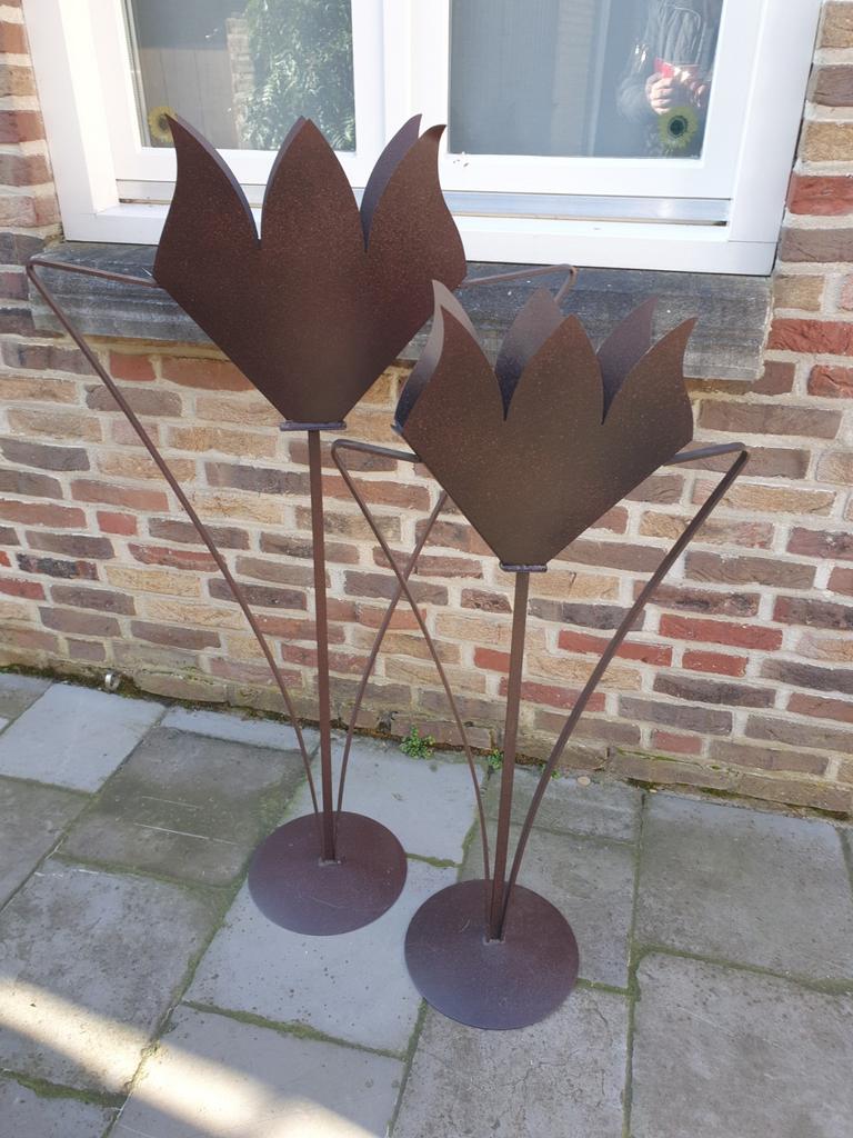Set van 2 metalen bloempotten/plantenbakken in tulpvorm, Ophalen, Gebruikt