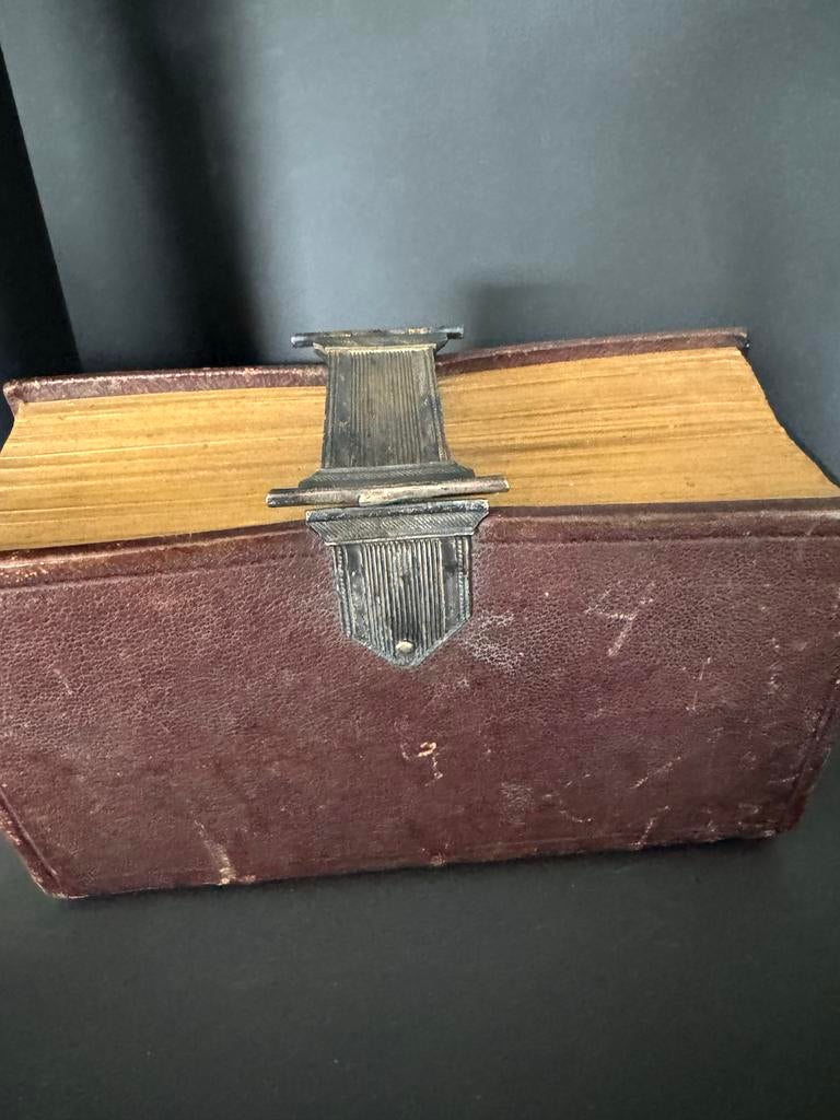 Antieke bijbel met zilver slot, Verzenden