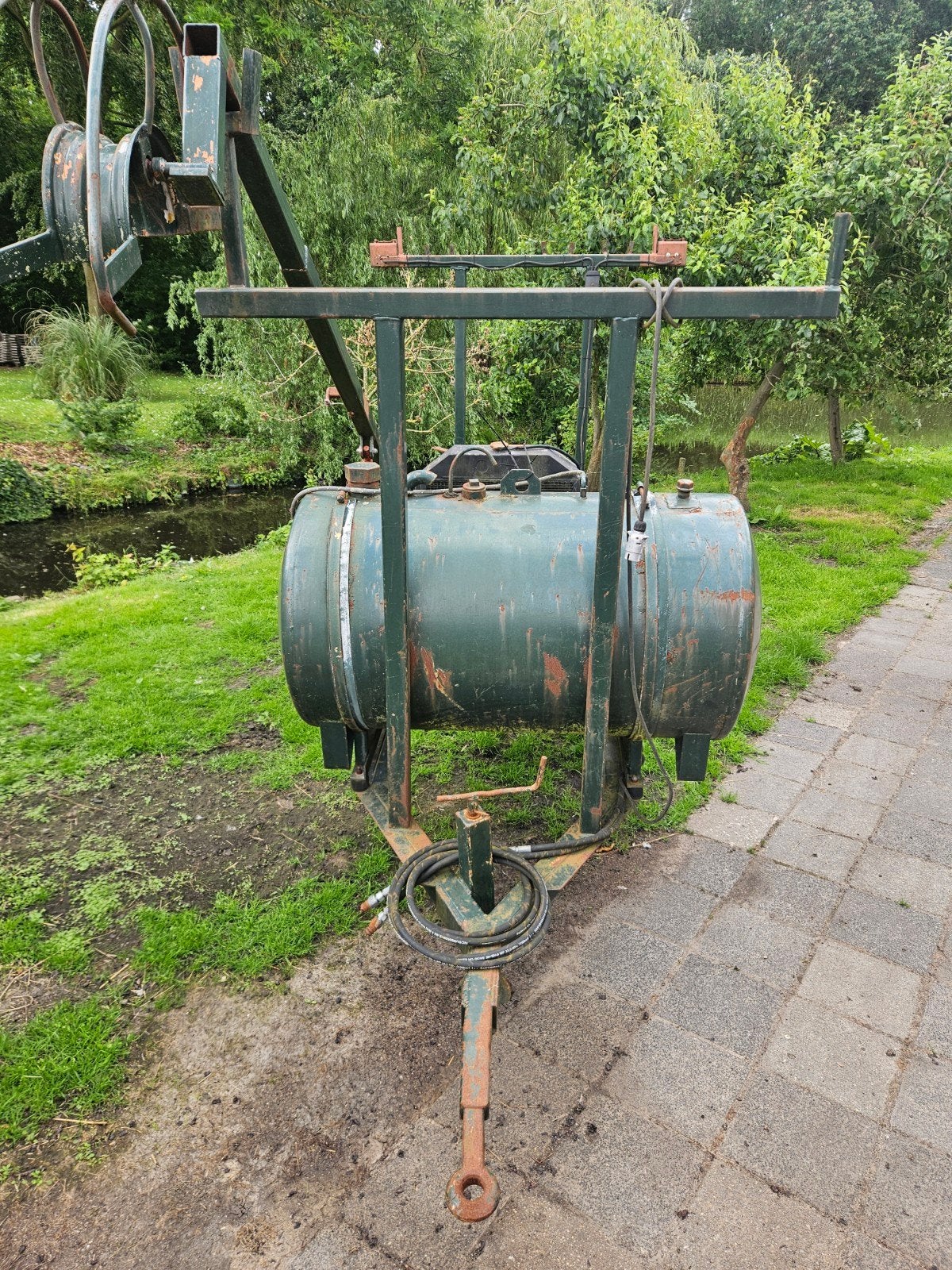 Getrokken landbouwwagen met dieseltank en hydraulische arm, Ophalen, Akkerbouw, Beregening en Drainage