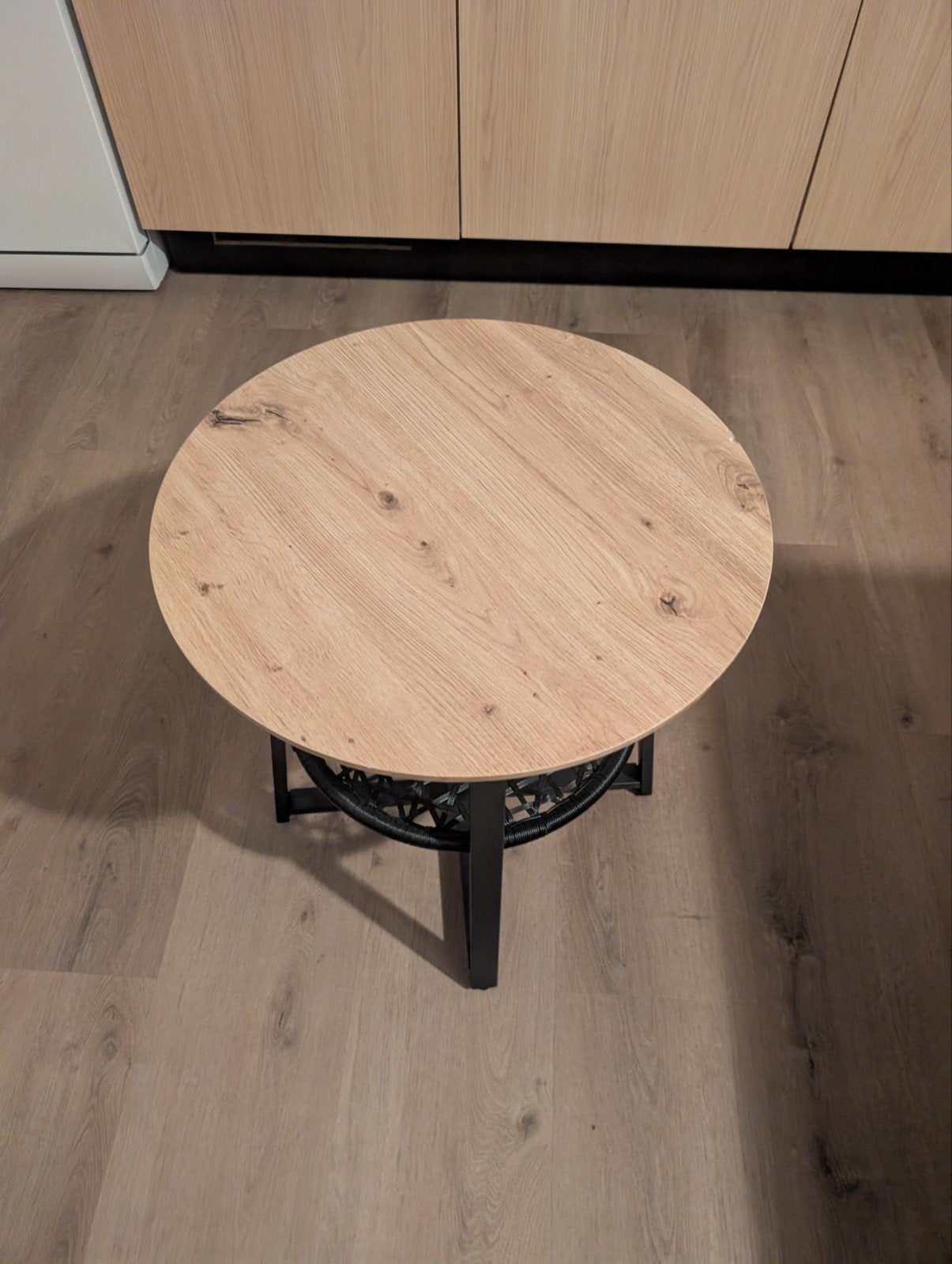 Set van 2 ronde bijzettafels met rotan detail, Huis en Inrichting, Tafels | Salontafels, Gebruikt, 50 tot 100 cm, Rond, Ophalen of Verzenden