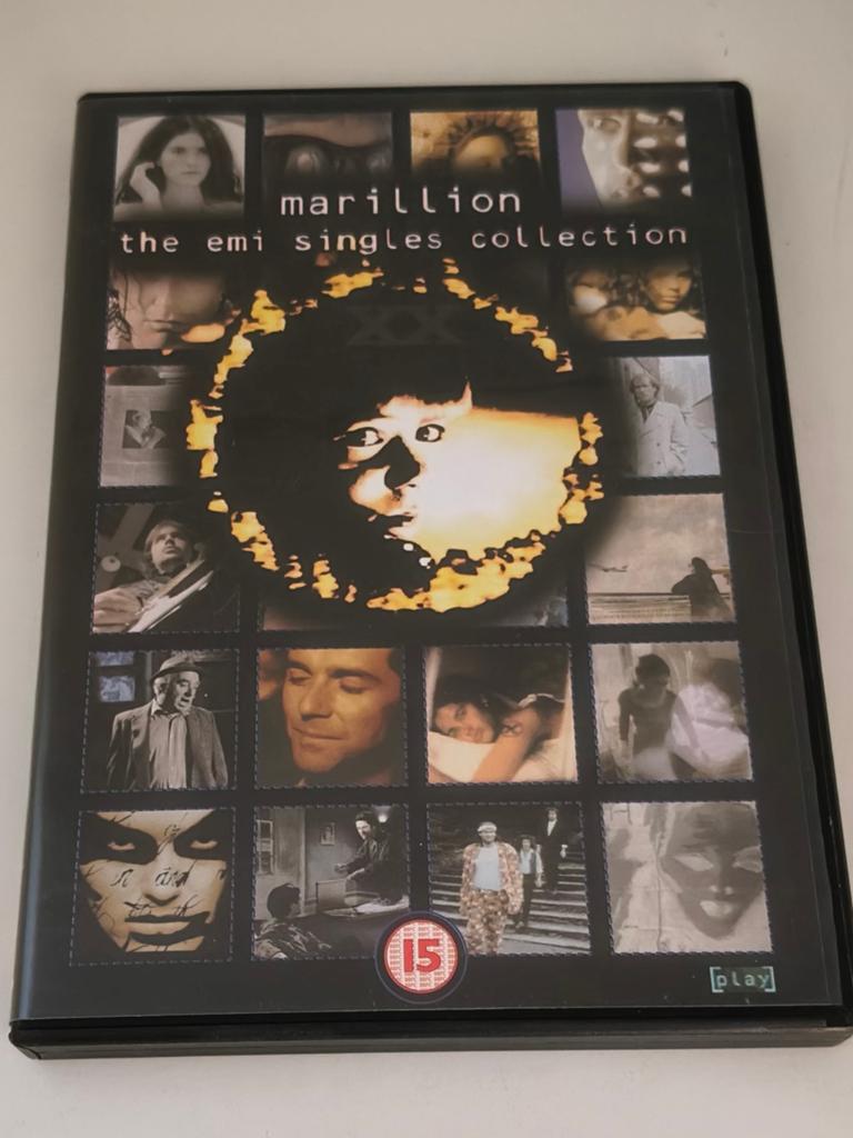 Marillion - The EMI Singles Collection ~ 1982-1995
 DVD, Alle leeftijden, Ophalen, Zo goed als nieuw, Muziek en Concerten