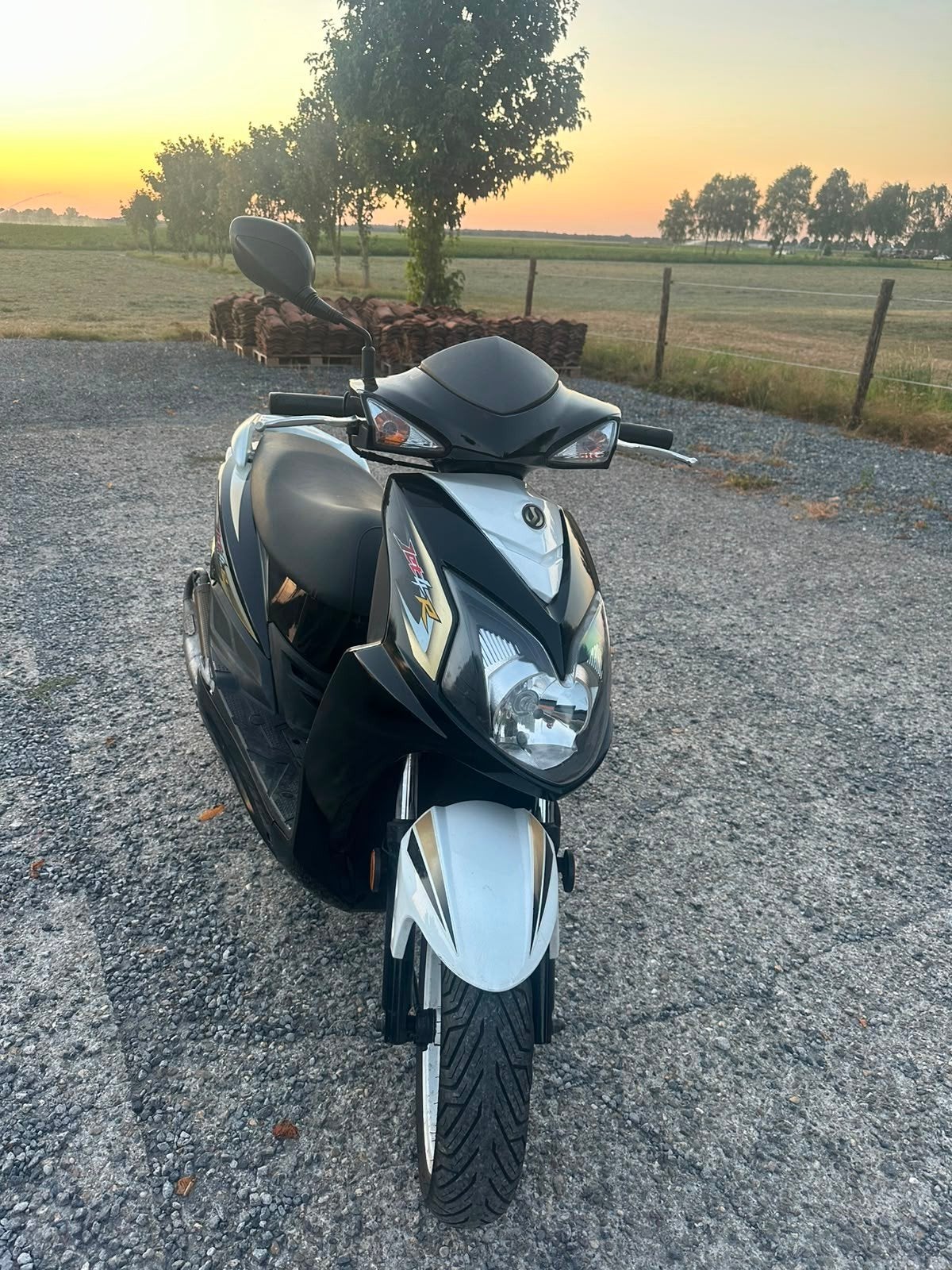 Keurige Sym Jet 4 50 R - 2 Takt, dus Top! met Yasuni uitlaat, Fietsen en Brommers, Ophalen, Gebruikt, Benzine, Sym Jet 4