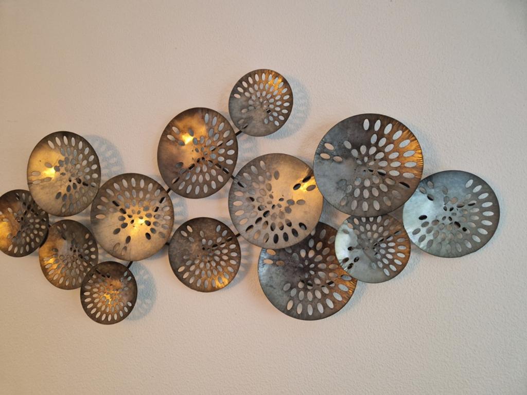 Metalen wanddecoratie met cirkels - Modern design, Metaal, Wandsculptuur, Ophalen of Verzenden, Zo goed als nieuw