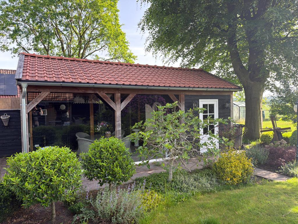 Houten Tuinhuis met Overkapping en Glazen Schuifwanden, Ophalen, 200 tot 400 cm, Zo goed als nieuw, 500 cm of meer
