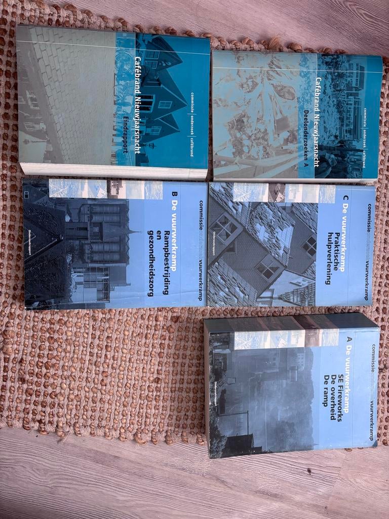 Boeken over de cafébrand volendam / vuurwerkramp Enschede, Ophalen of Verzenden, 1945 tot heden, Gelezen, Overige onderwerpen