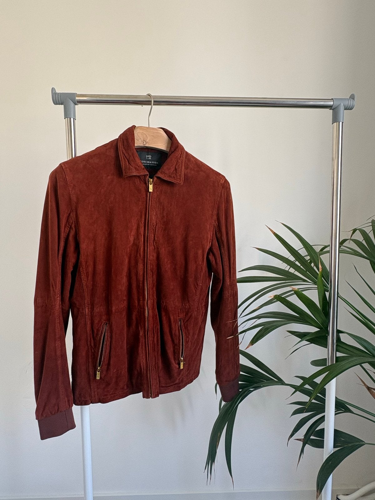 Scotch & Soda suède jas - Maat M, Kleding | Heren, Jassen | Zomer, Ophalen of Verzenden, Zo goed als nieuw, Maat 48/50 (M), Rood