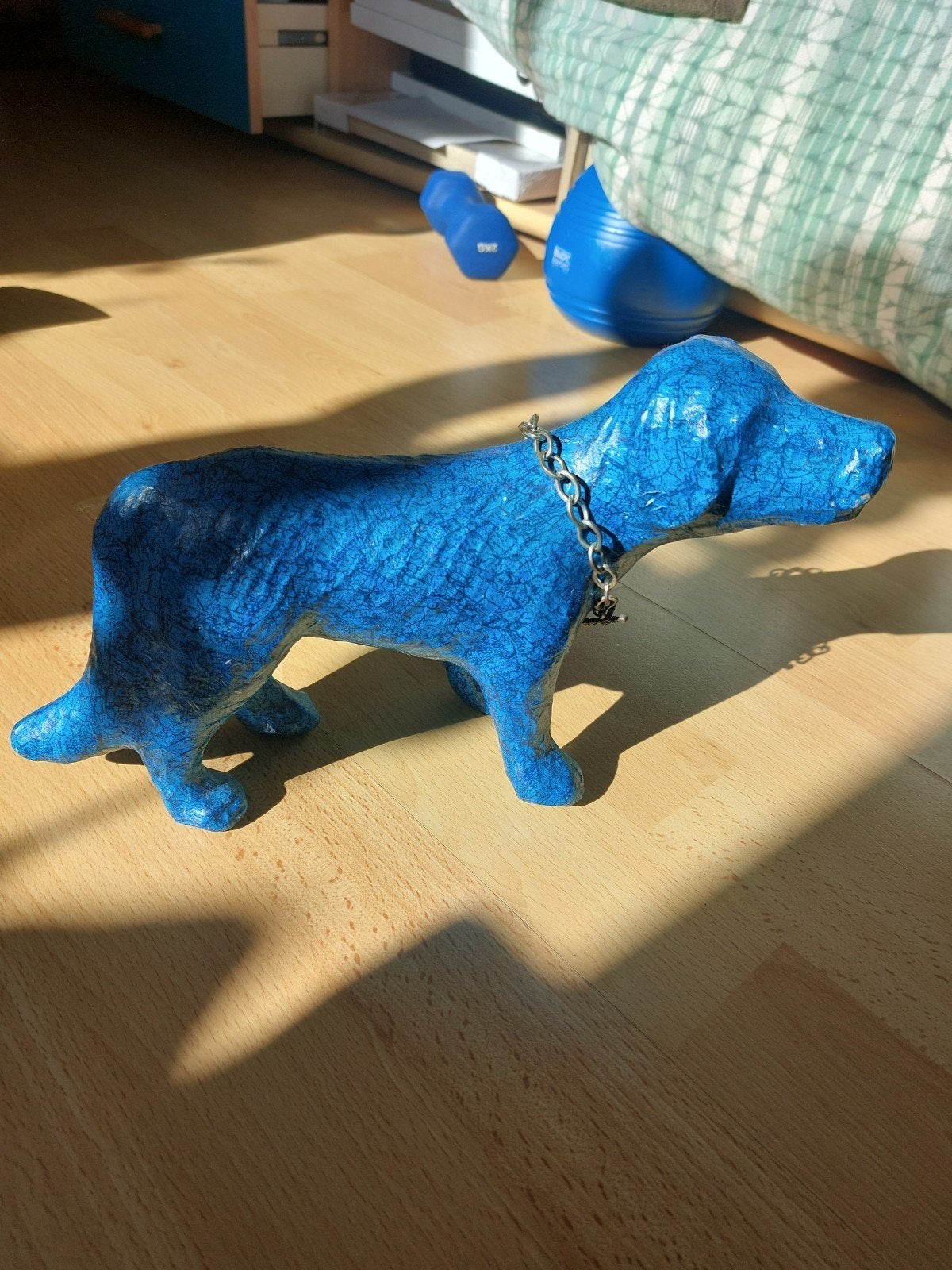 Zelfgemaakte hond van papier-maché met servetten, Blauw, Overige stijlen, Ophalen of Verzenden, Zo goed als nieuw