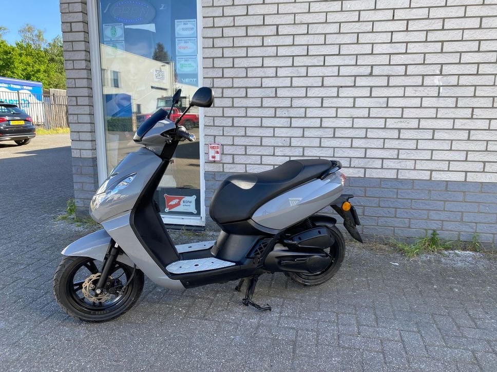 JONGE PEUGEOT KISBEE 45KM BROM NARDO GREY BJ2025 4000KM, Fietsen en Brommers, PEUGEOT, Onbekend, Onbekend, Peugeot