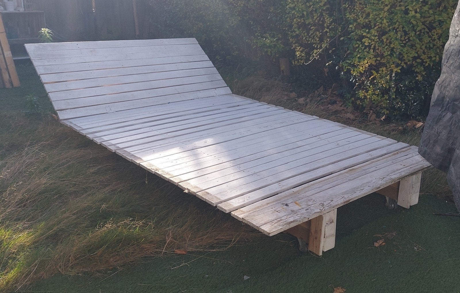 Stevig, fijn en groot houten lounge-bed met wieltjes., Ophalen, Hout