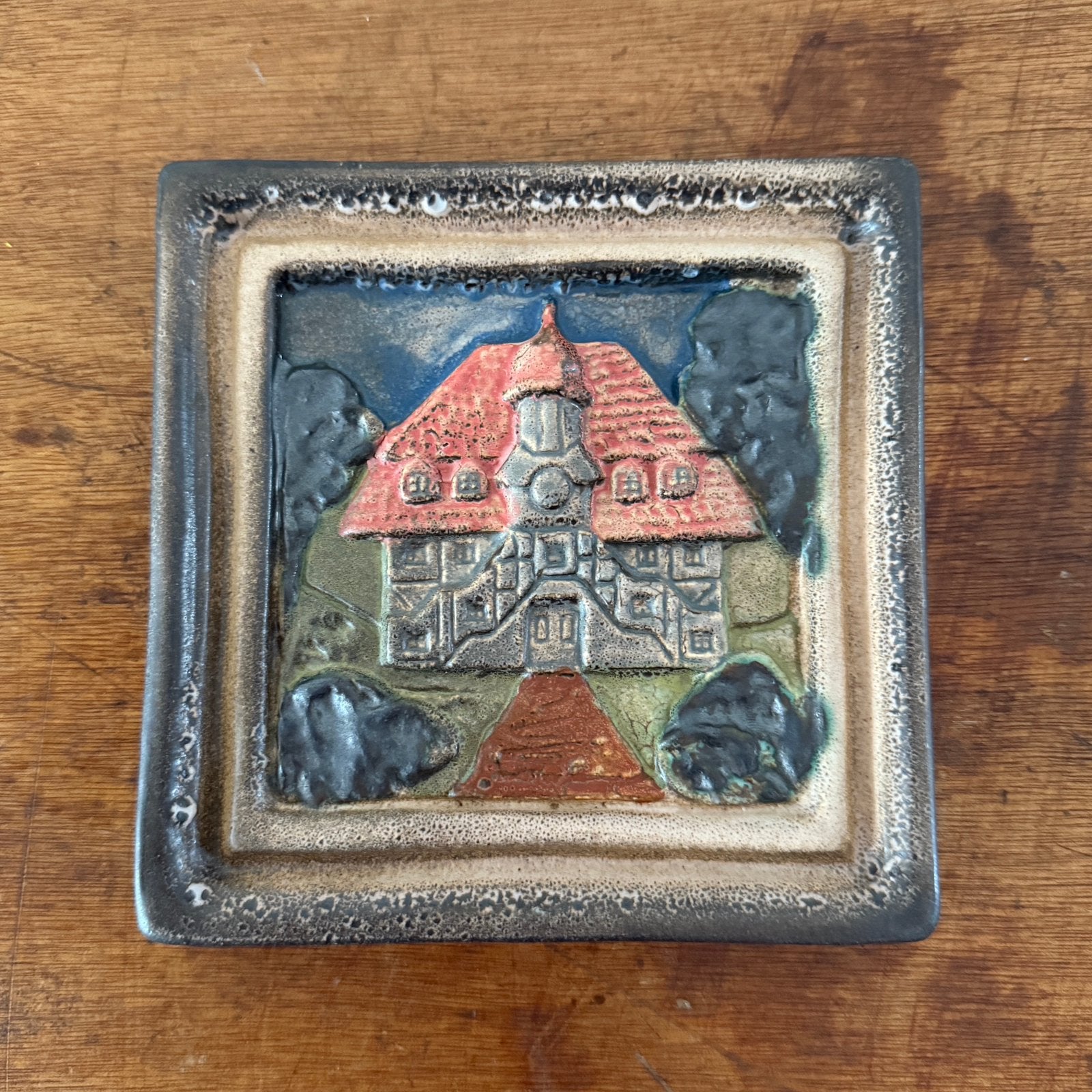 Vintage keramieken wandtegel – reliëf huis – jaren 60/70, Ophalen of Verzenden
