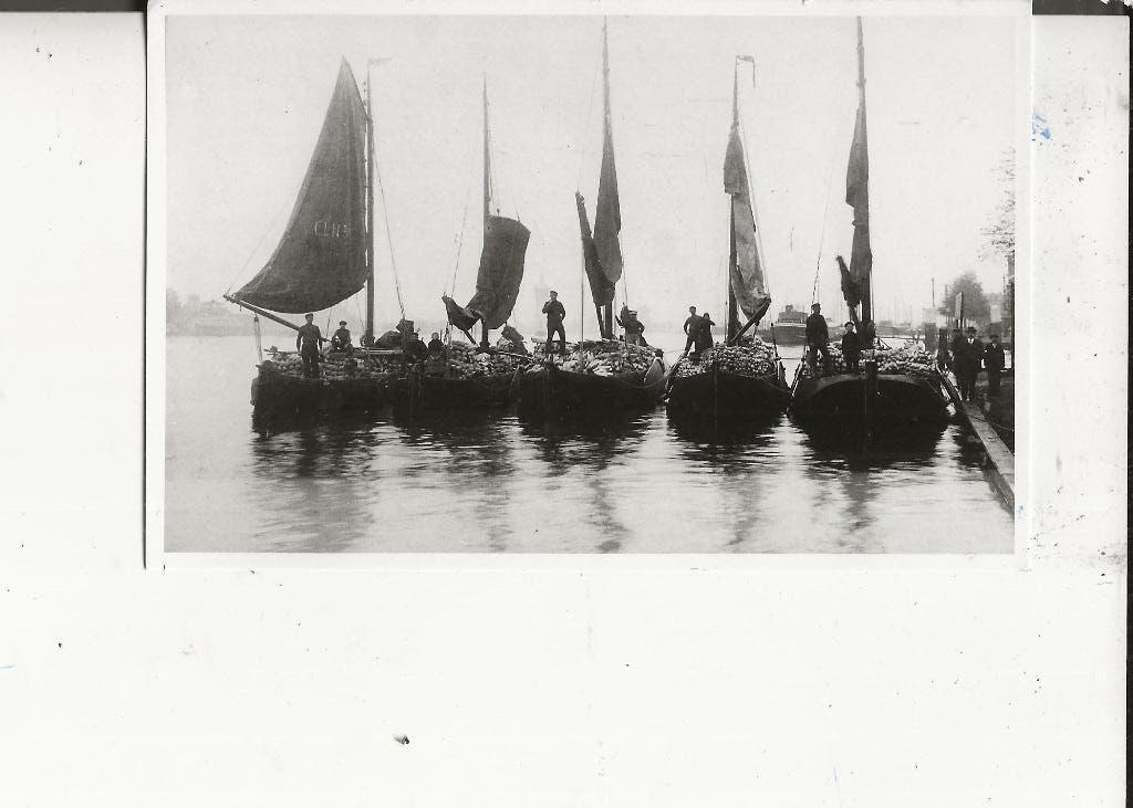Dordrecht Hooikade met volle vrachtschuiten Foto, Ophalen of Verzenden, 1920 tot 1940, Ongelopen, Zuid-Holland